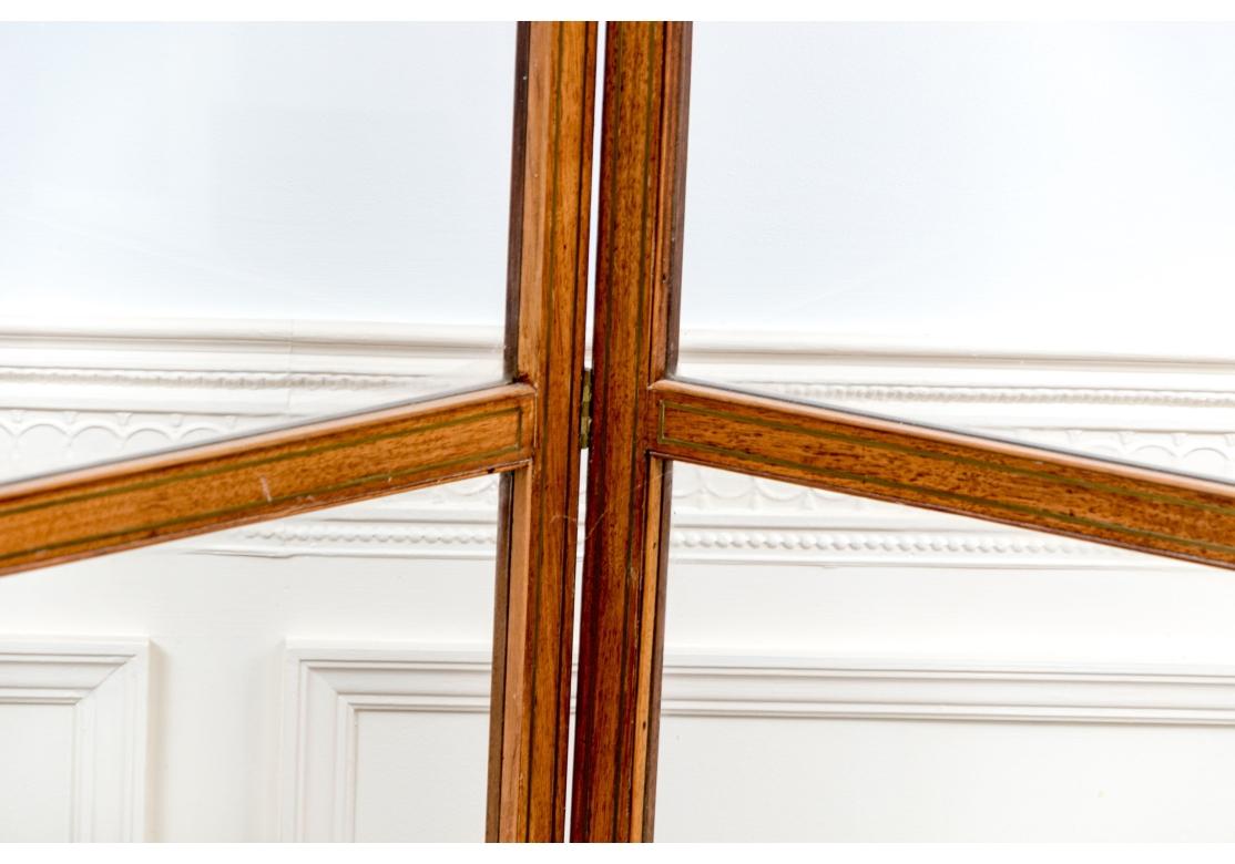 Eccezionale schermo divisorio a tre pannelli in mogano antico e ottone intarsiato in vendita 7