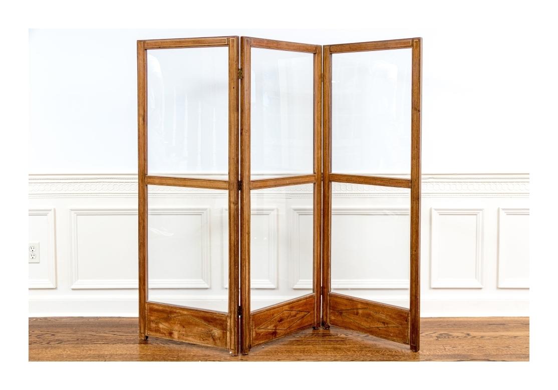 Eccezionale schermo divisorio a tre pannelli in mogano antico e ottone intarsiato in vendita 8