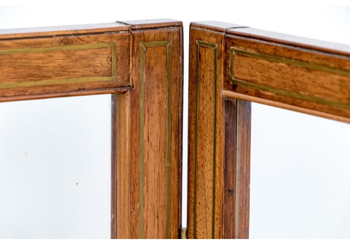 Intarsio Eccezionale schermo divisorio a tre pannelli in mogano antico e ottone intarsiato in vendita