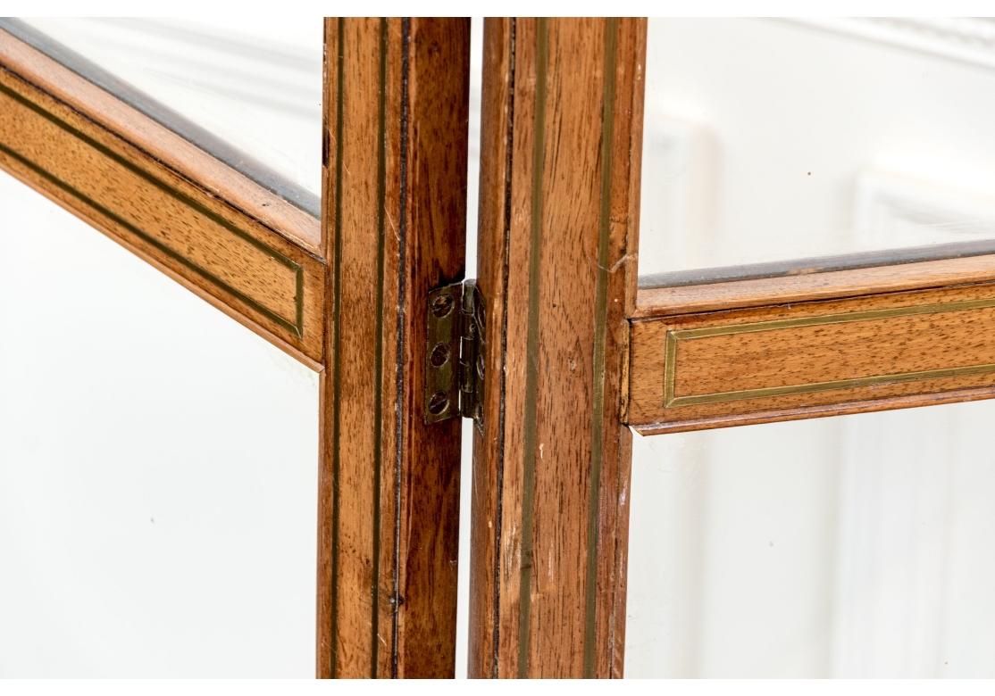 Eccezionale schermo divisorio a tre pannelli in mogano antico e ottone intarsiato In condizioni discrete in vendita a Bridgeport, CT