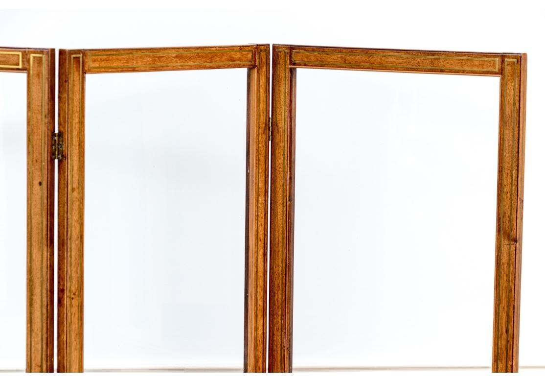 XIX secolo Eccezionale schermo divisorio a tre pannelli in mogano antico e ottone intarsiato in vendita