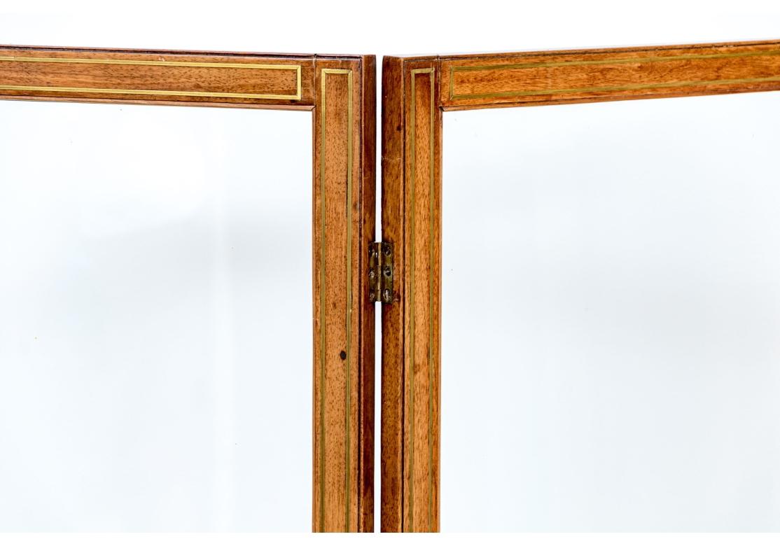 Ottone Eccezionale schermo divisorio a tre pannelli in mogano antico e ottone intarsiato in vendita