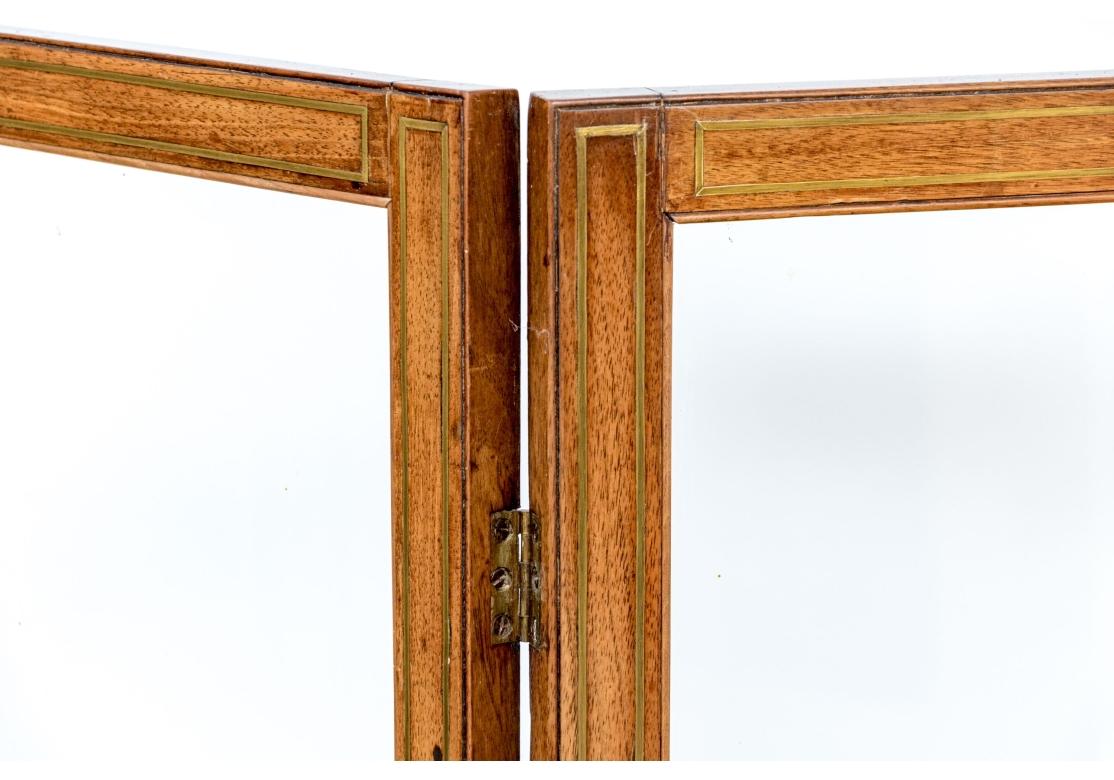 Eccezionale schermo divisorio a tre pannelli in mogano antico e ottone intarsiato in vendita 1