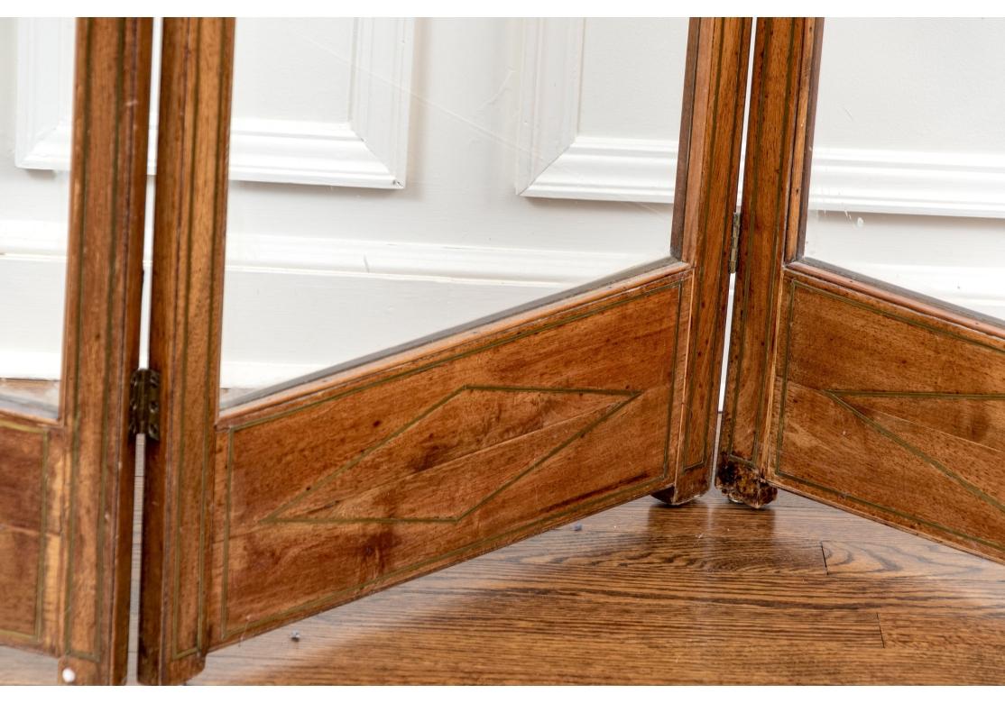 Eccezionale schermo divisorio a tre pannelli in mogano antico e ottone intarsiato in vendita 2