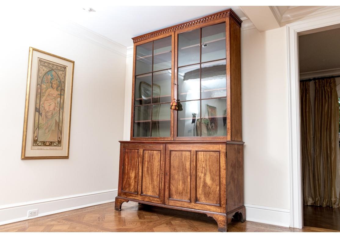 Georgien Exceptionnelle armoire bibliothèque en acajou ancien en vente