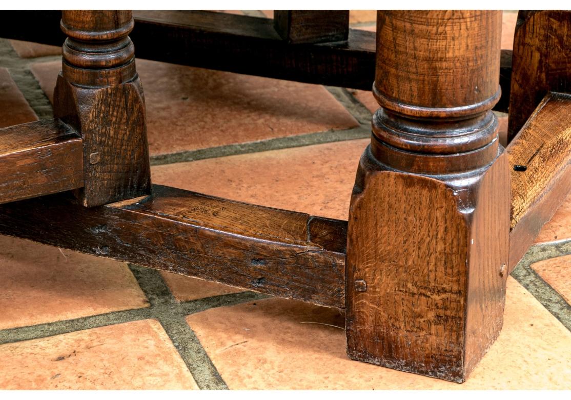 Exceptionnelle table de salle à manger à abattant en Oak Oak antique Abîmé - En vente à Bridgeport, CT