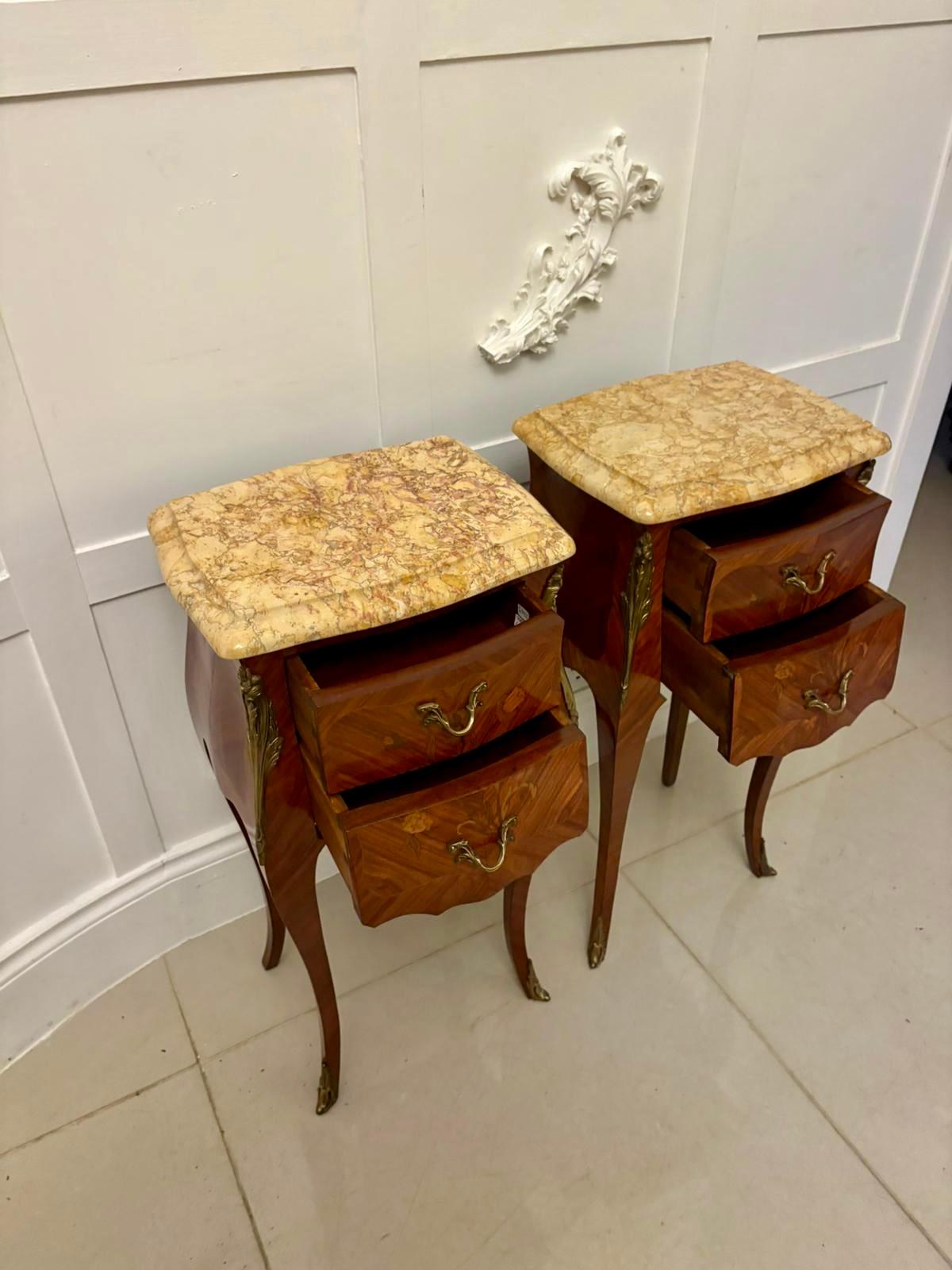 Una superba coppia di comodini francesi in stile Luigi XV della fine del XIX secolo, di qualità eccezionale e dal design raffinato. Ogni pezzo è splendidamente realizzato in legno kingwood finemente figurato, disposto in un intricato motivo a