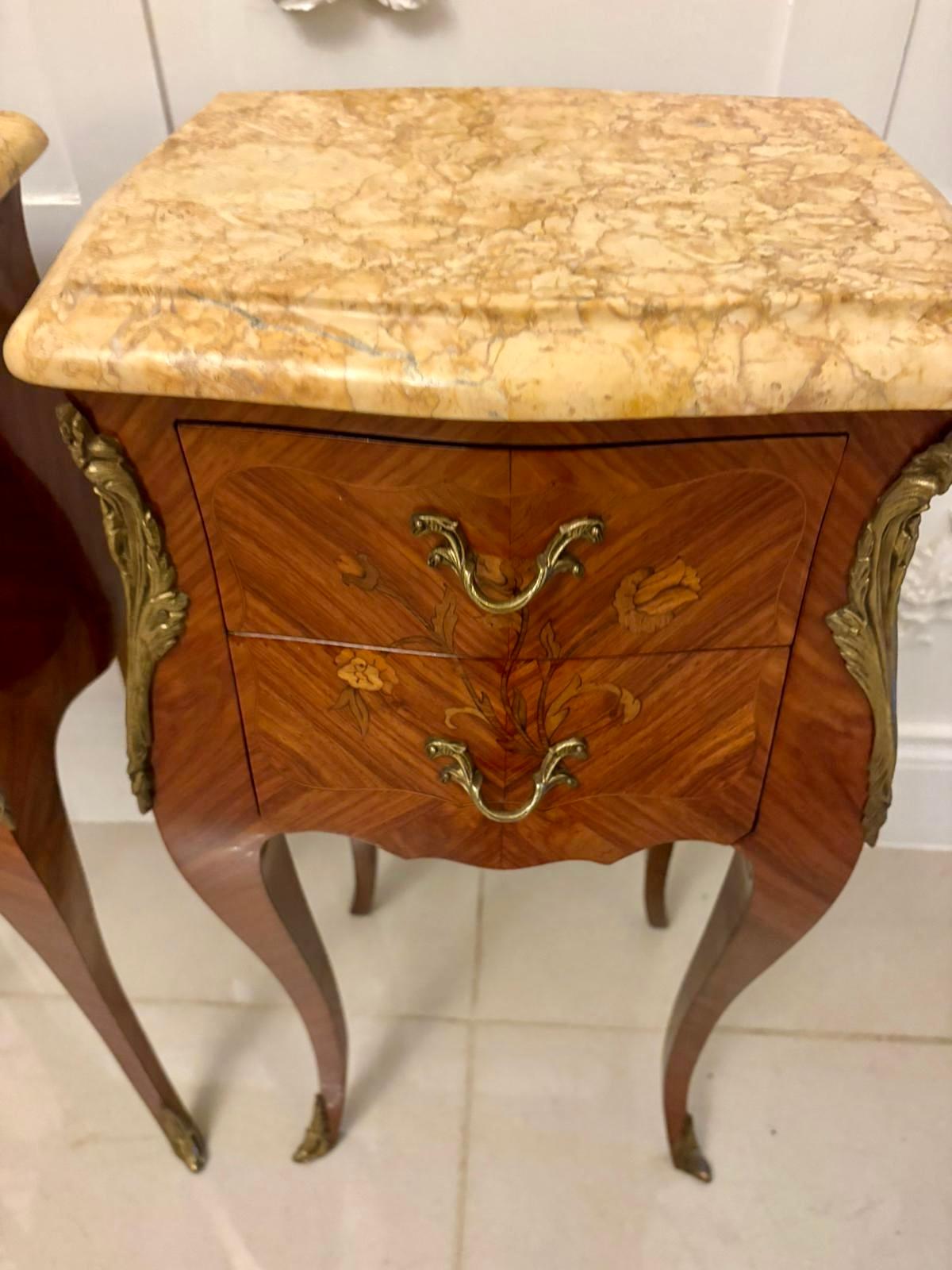 Francese Eccezionale coppia di comodini in stile Luigi XV in legno di Re e marmo in vendita