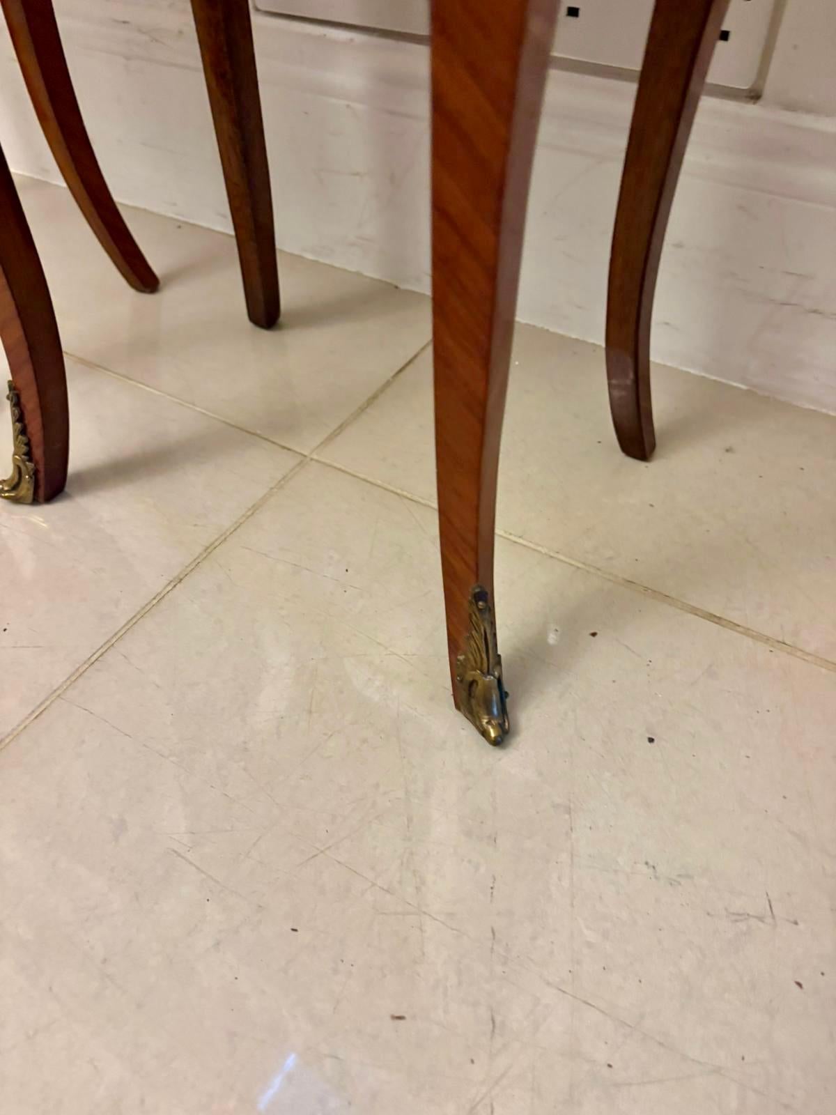 Eccezionale coppia di comodini in stile Luigi XV in legno di Re e marmo in vendita 1