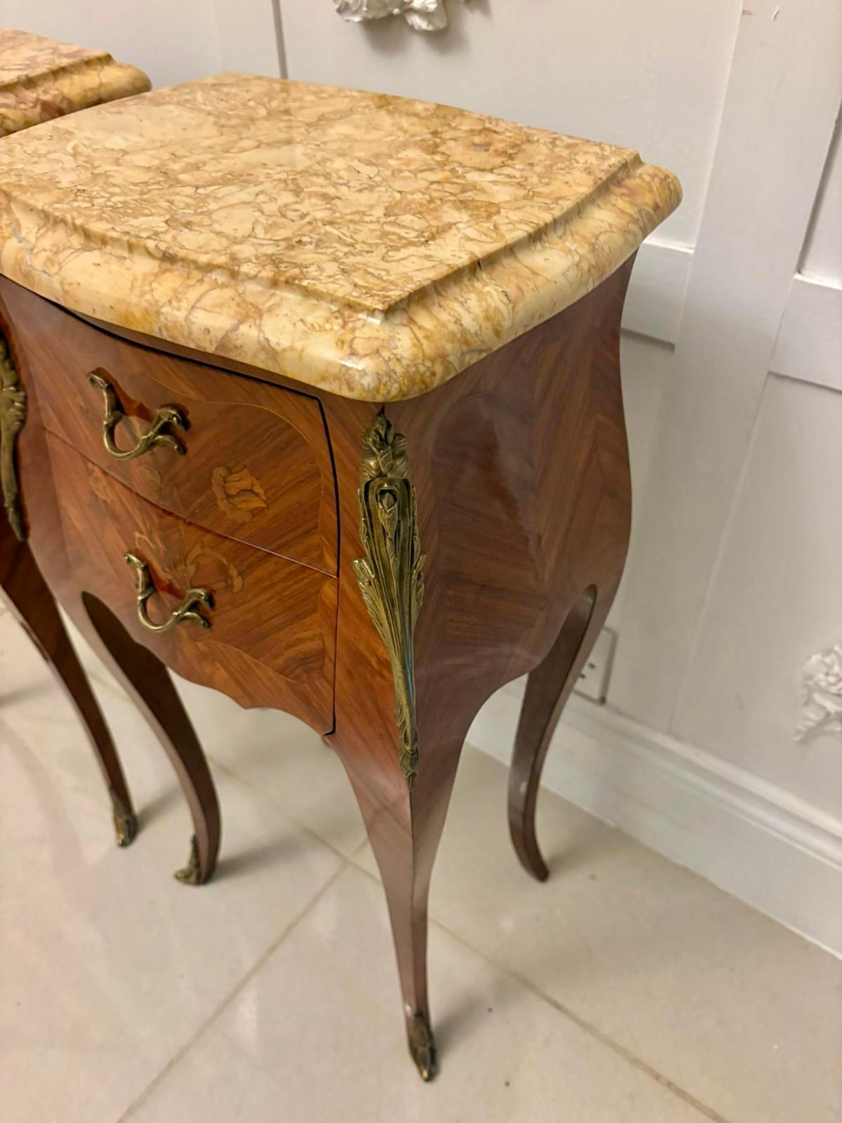 Eccezionale coppia di comodini in stile Luigi XV in legno di Re e marmo in vendita 3