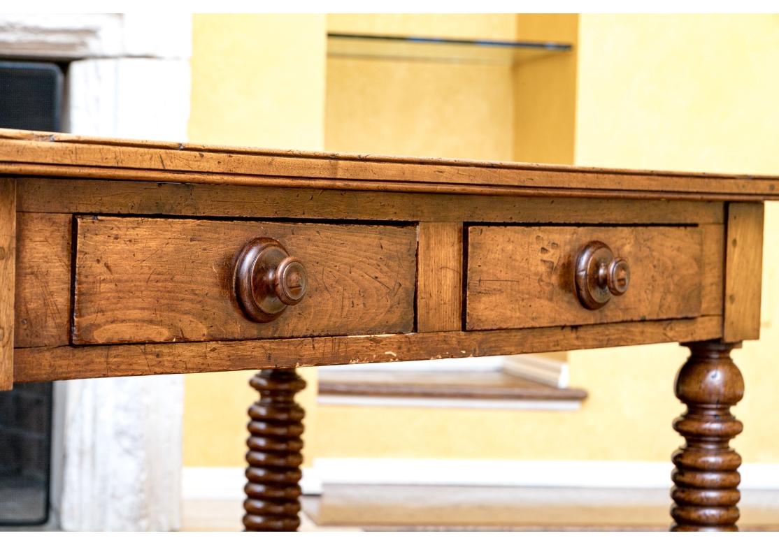 Très belle et grande table de réfectoire ancienne avec un beau bois de châtaignier et un plateau en planche à pain,  Pieds tournés aux fuseaux, quatre grands tiroirs utilitaires en queue d'aronde avec les boutons tournés d'origine, des pieds en