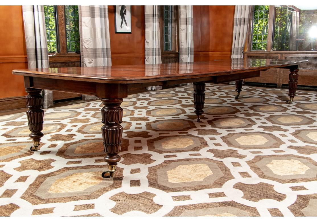 Une table à manger à rallonge rare et extrêmement bien faite, datant de l'époque du roi britannique William IV.  (1830-1837). Construite en acajou sélectionné, la table présente un magnifique veinage sur le plateau avec un bord façonné, cinq pieds