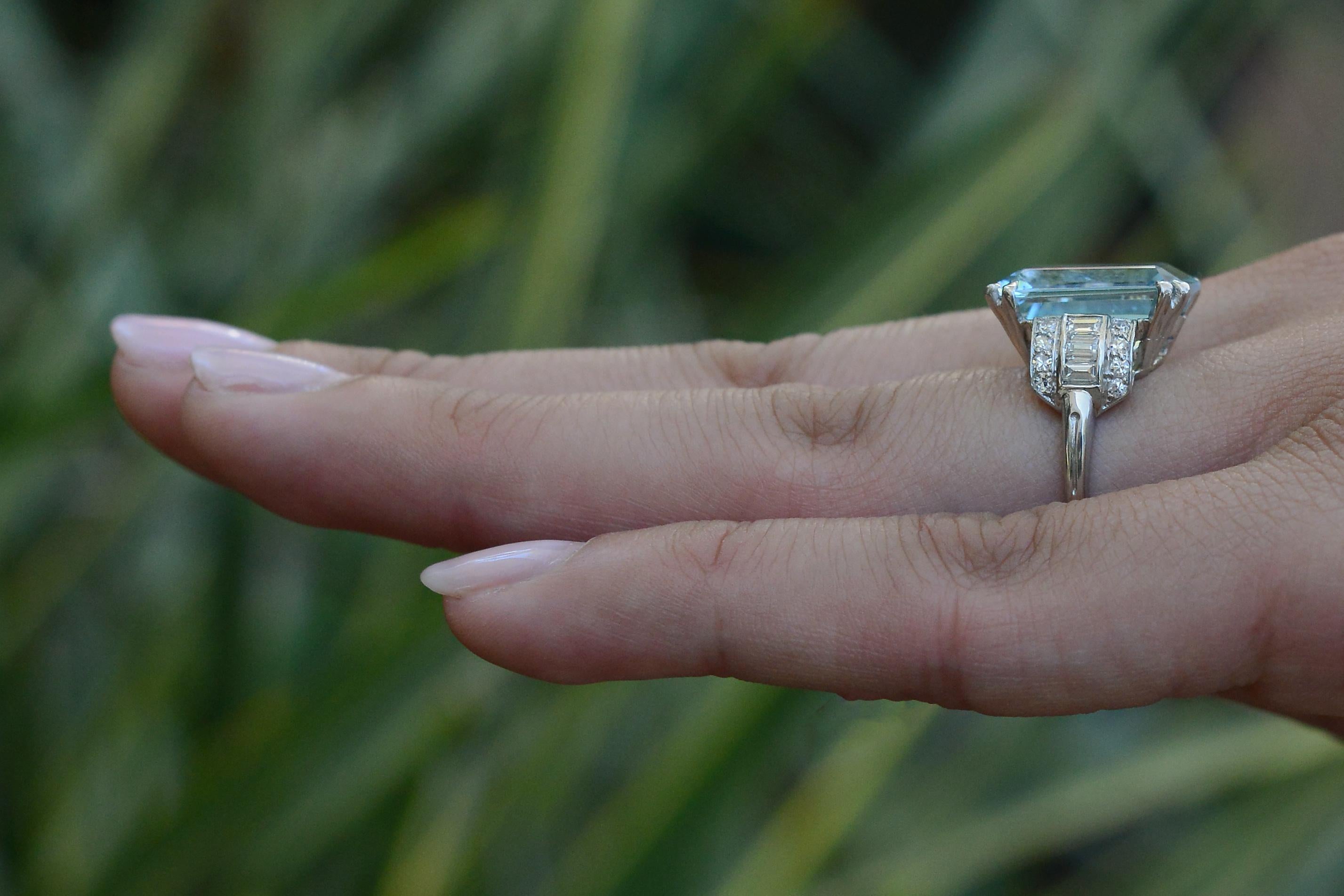 Art Déco Exceptional Aquamarine Art Deco Diamond Cocktail Ring
