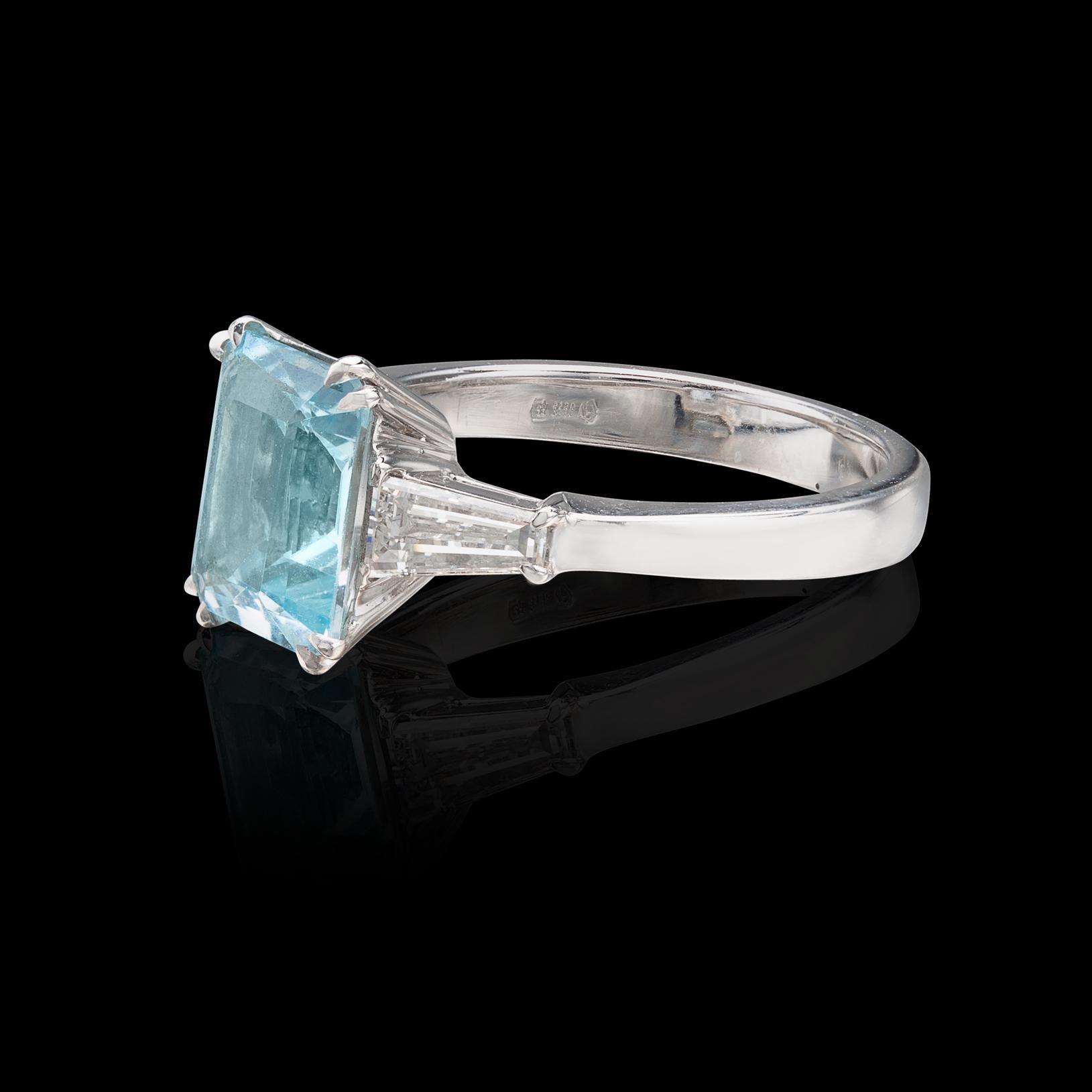Women's or Men's Exceptional Aquamarine & Diamond Ring For Sale
