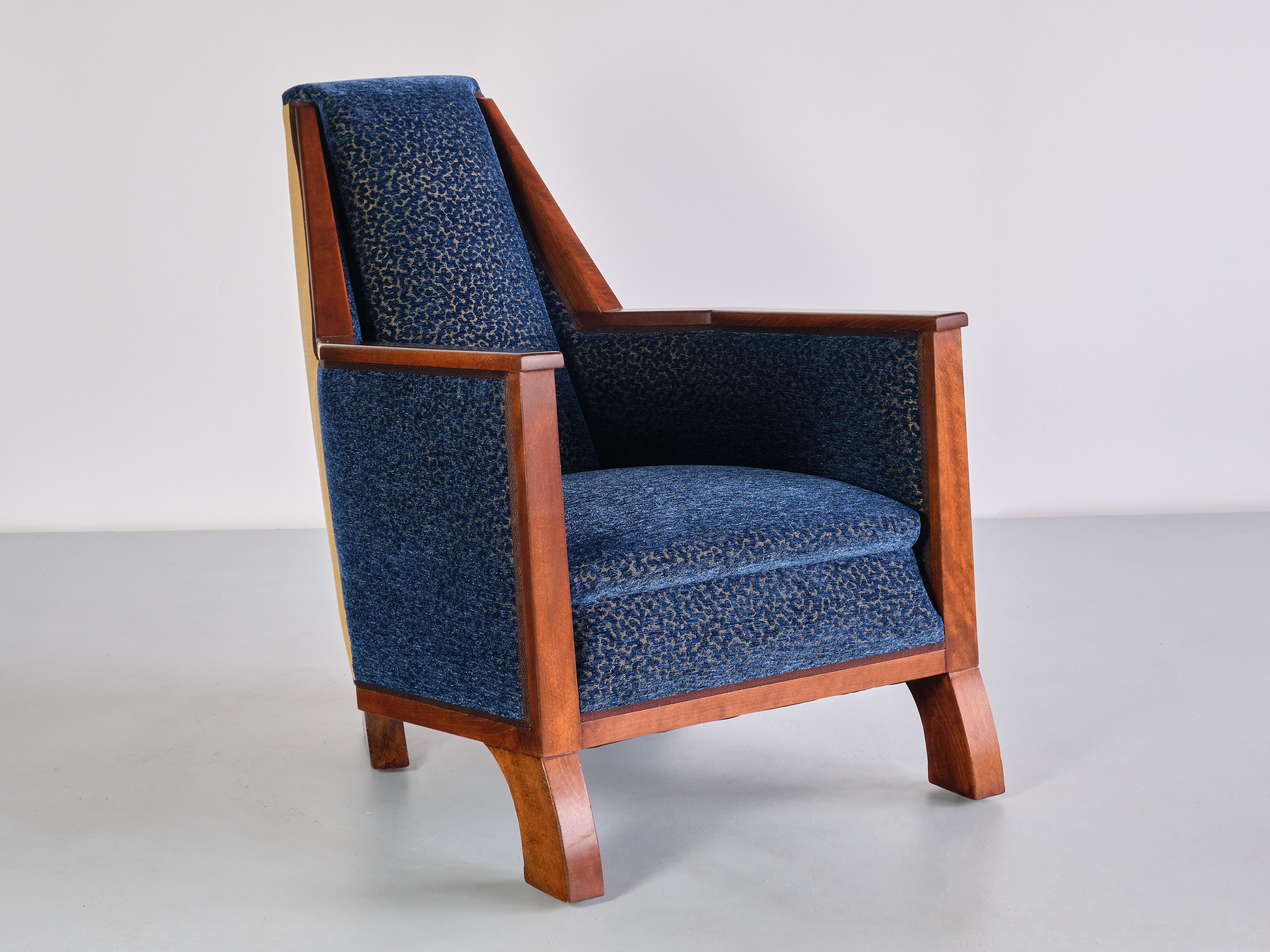 Außergewöhnlicher Art-Déco-Sessel aus blauem Samt und Ahornholz, Nordfrankreich, 1920er Jahre (Stoff) im Angebot