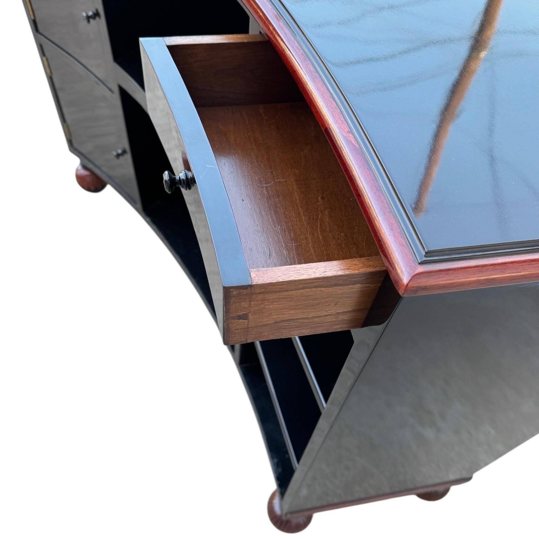 Eccezionale mobile bar Art Deco in lacca nera con intarsio d'uva e binario cromato in vendita 2