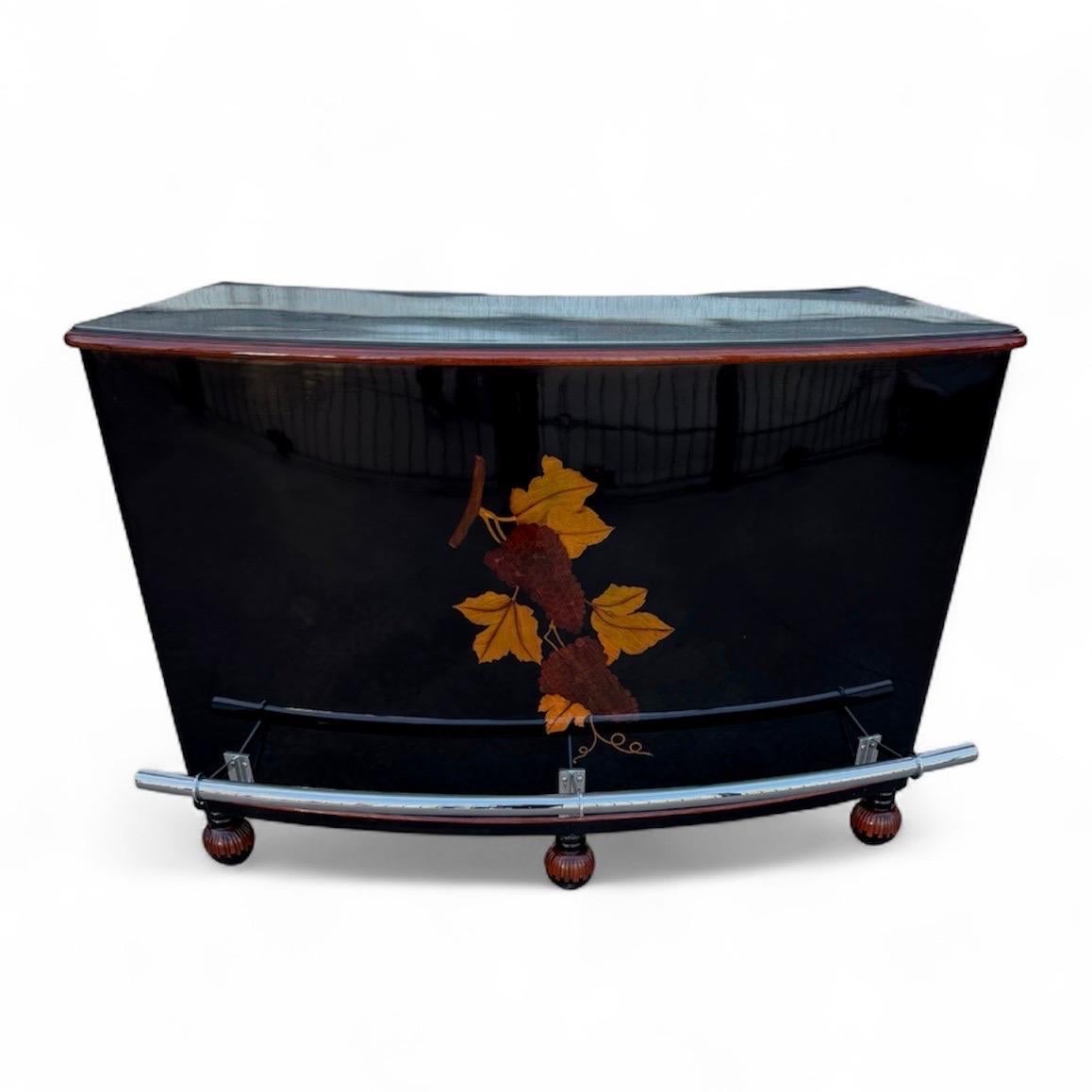 Art Déco Eccezionale mobile bar Art Deco in lacca nera con intarsio d'uva e binario cromato in vendita