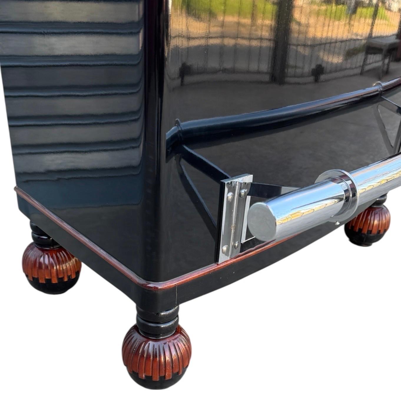 Argentino Eccezionale mobile bar Art Deco in lacca nera con intarsio d'uva e binario cromato in vendita