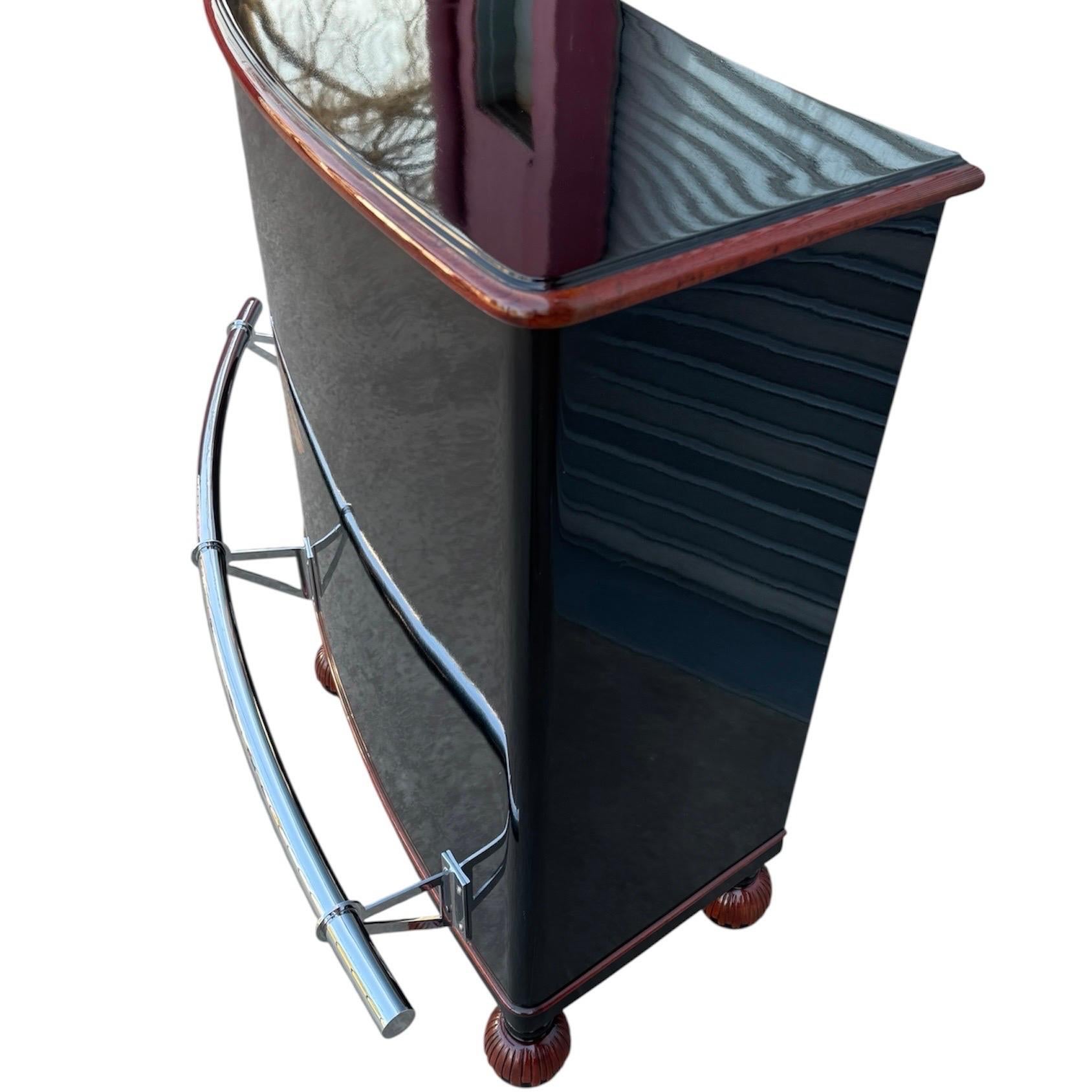 Laccato Eccezionale mobile bar Art Deco in lacca nera con intarsio d'uva e binario cromato in vendita