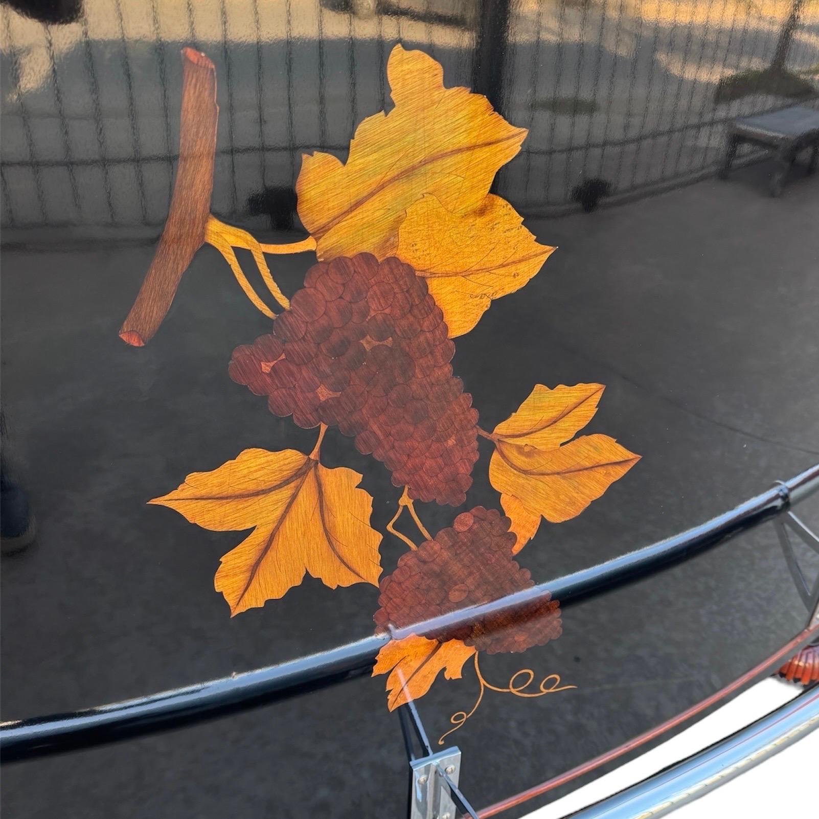 Eccezionale mobile bar Art Deco in lacca nera con intarsio d'uva e binario cromato In condizioni buone in vendita a Ciudad Autónoma Buenos Aires, AR