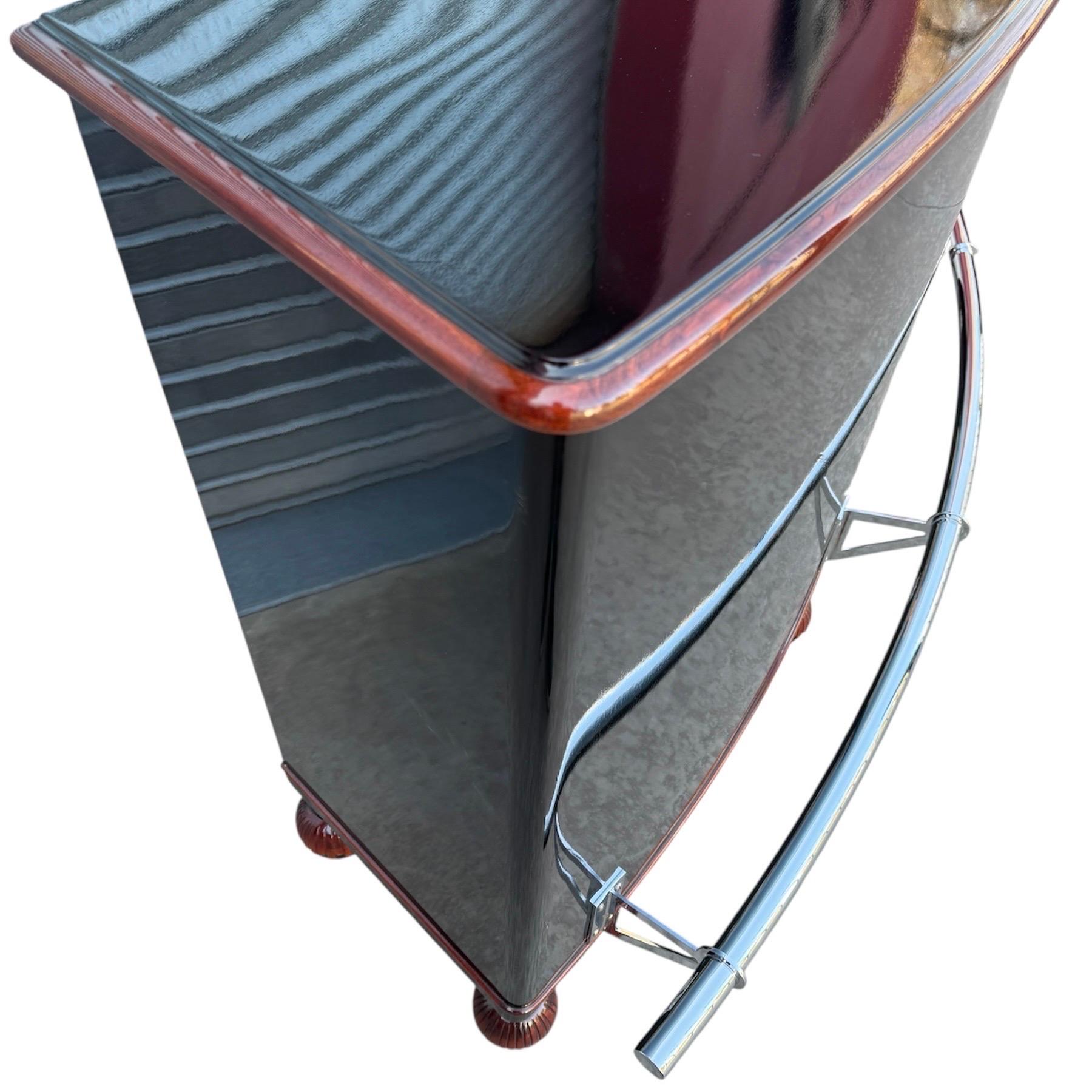 Cromo Eccezionale mobile bar Art Deco in lacca nera con intarsio d'uva e binario cromato in vendita