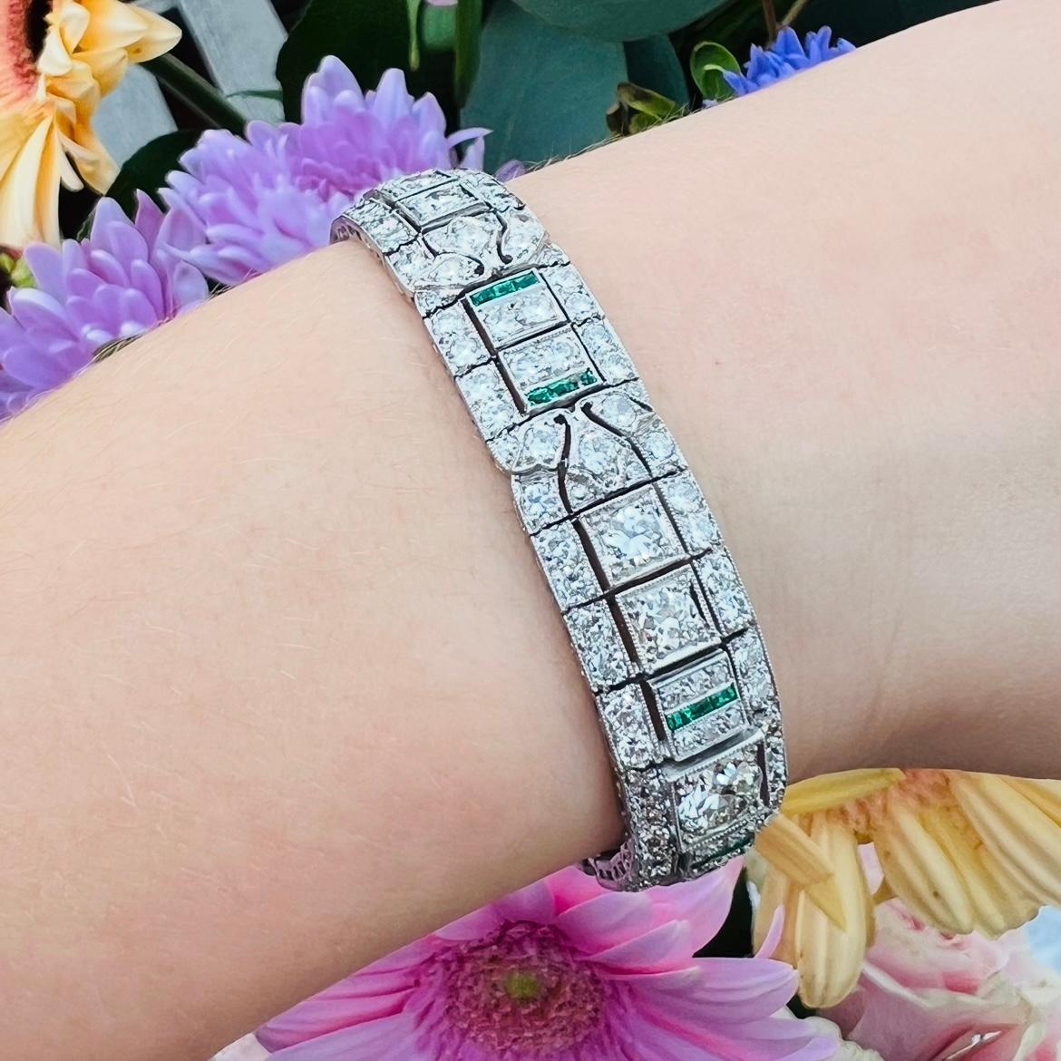 ¡Una pieza tan llena de historia como de belleza! Esta pulsera Art Decó de platino ofrece el máximo brillo y resplandor gracias a sus 10,40 quilates de finos diamantes blancos naturales (con un promedio de G-H/VS-SI) acentuados con 0,70 quilates de