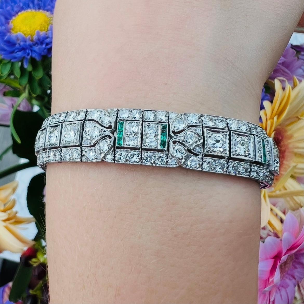 Excepcional pulsera Art Déco de diamantes y esmeraldas Corte redondo en venta