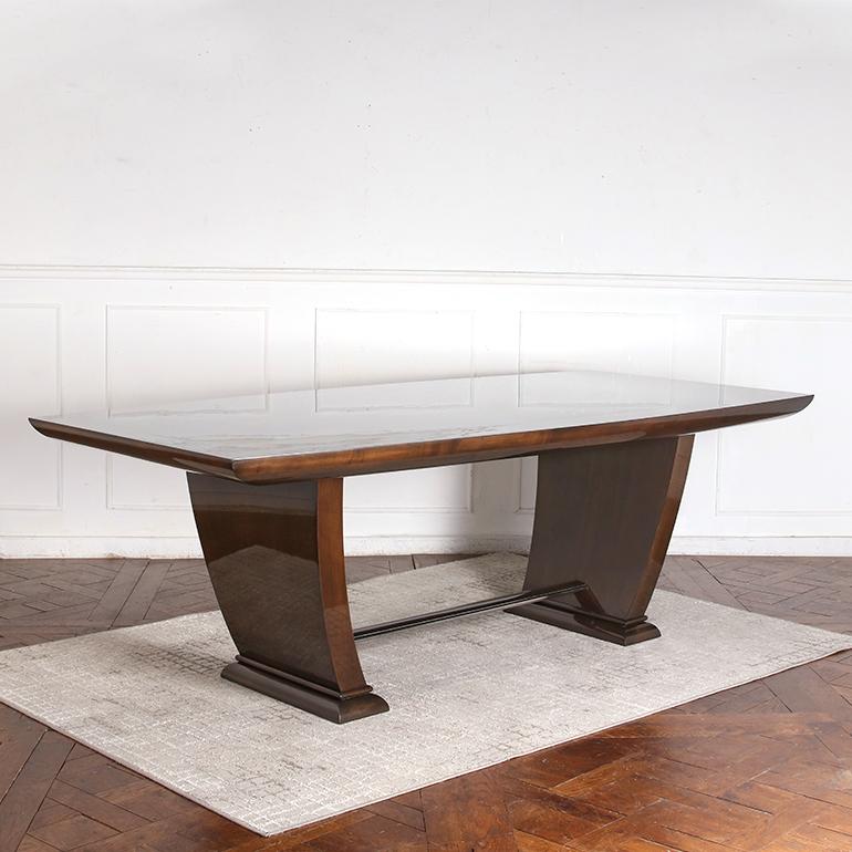 L'une des tables de salle à manger les plus époustouflantes que vous puissiez voir : Une table Art Déco des années 1930 en érable teinté, provenant de Paris ; entièrement restaurée dans un état impeccable avec une finition semblable à celle du