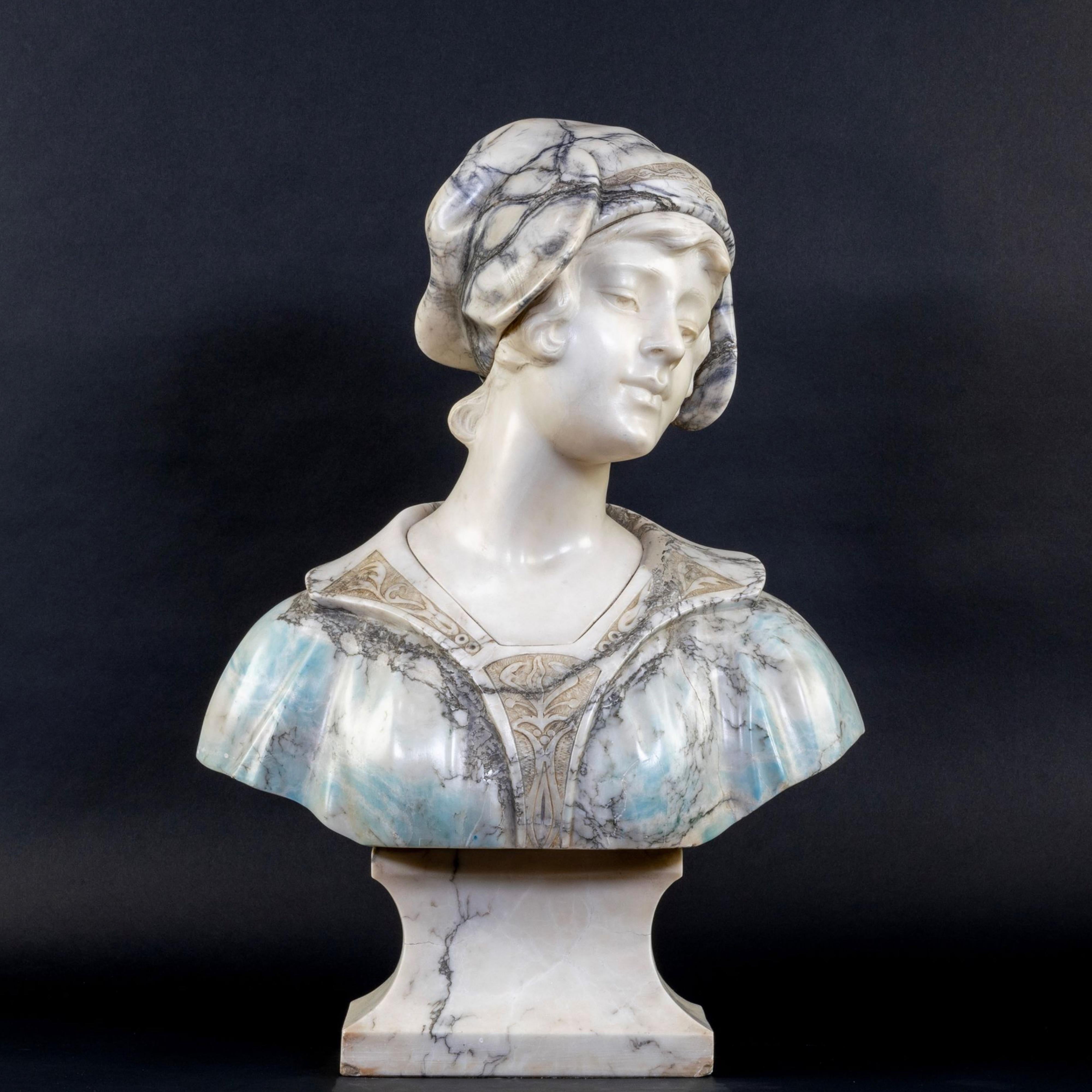 Exceptional Art Deco Female Bust from the early 1900s made of Carrara Marble In Good Condition In Madrid, ES