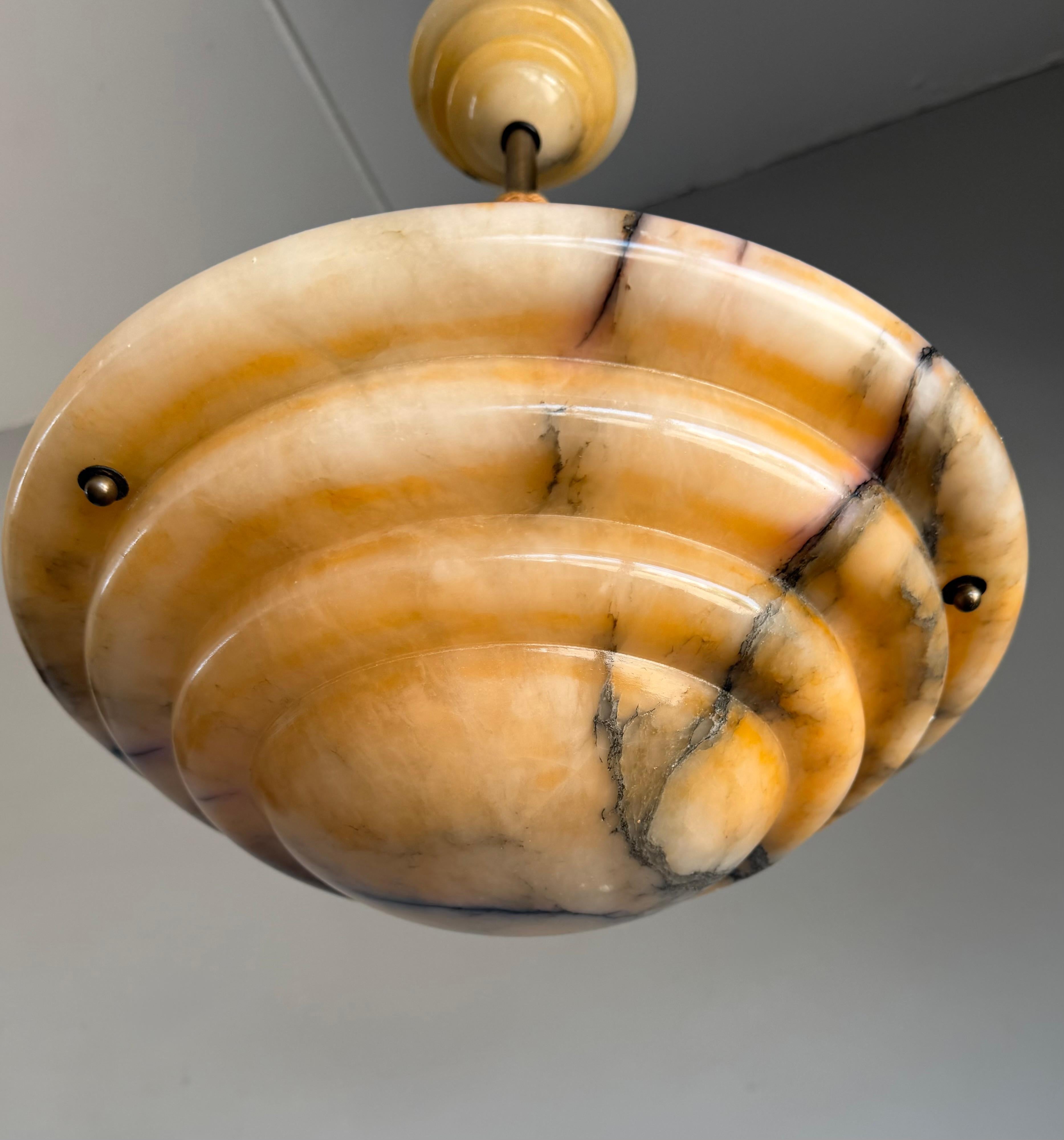 Stupendo lampadario Art Deco geometricamente circolare.

Poiché l'illuminazione del primo Novecento è una delle nostre specialità, siamo stati entusiasti di trovare un altro raro e bellissimo pendente Art Deco, realizzato con l'alabastro più