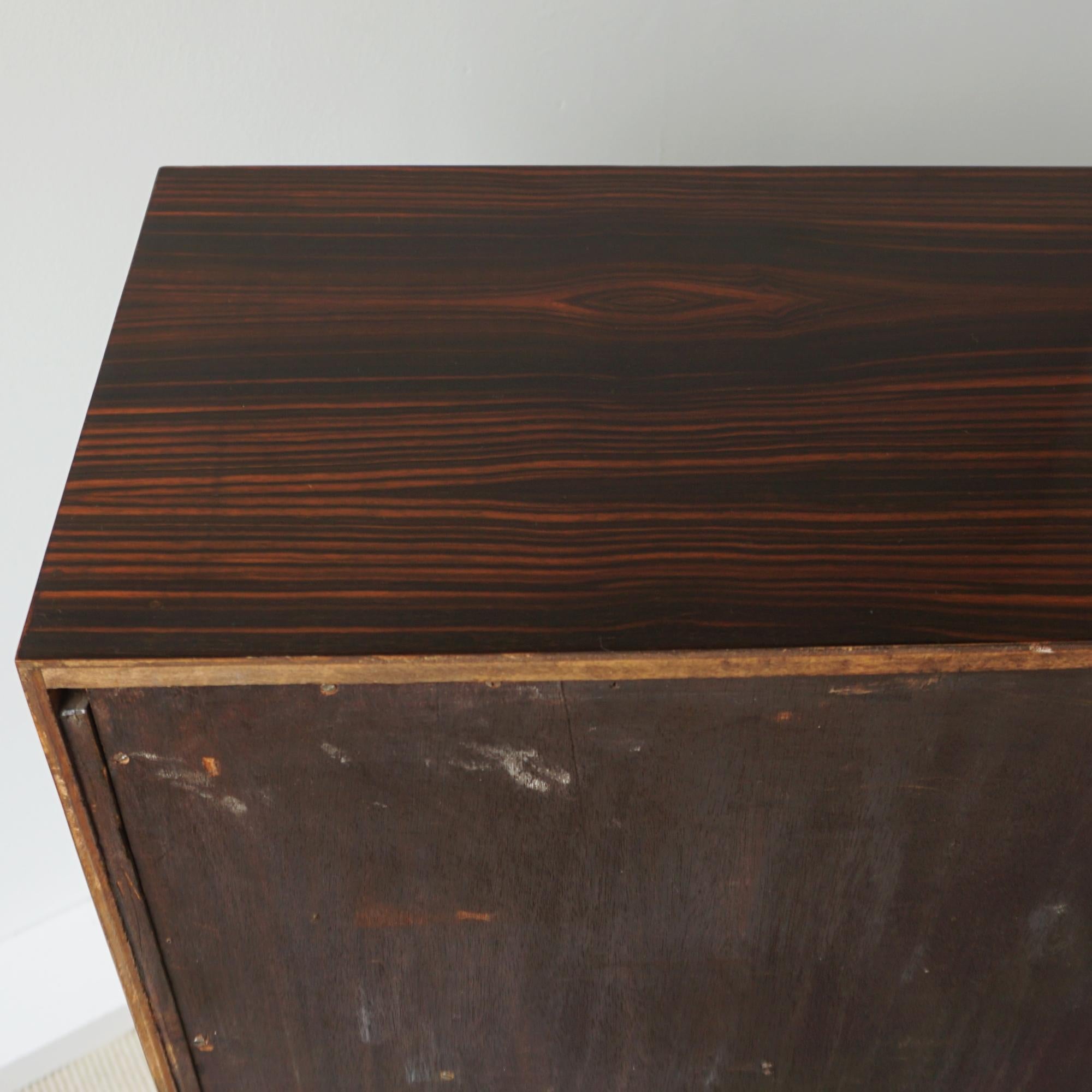 Außergewöhnlicher Art Deco Bücherschrank aus Makassar-Ebenholz und verspiegeltem Glas im Angebot 3