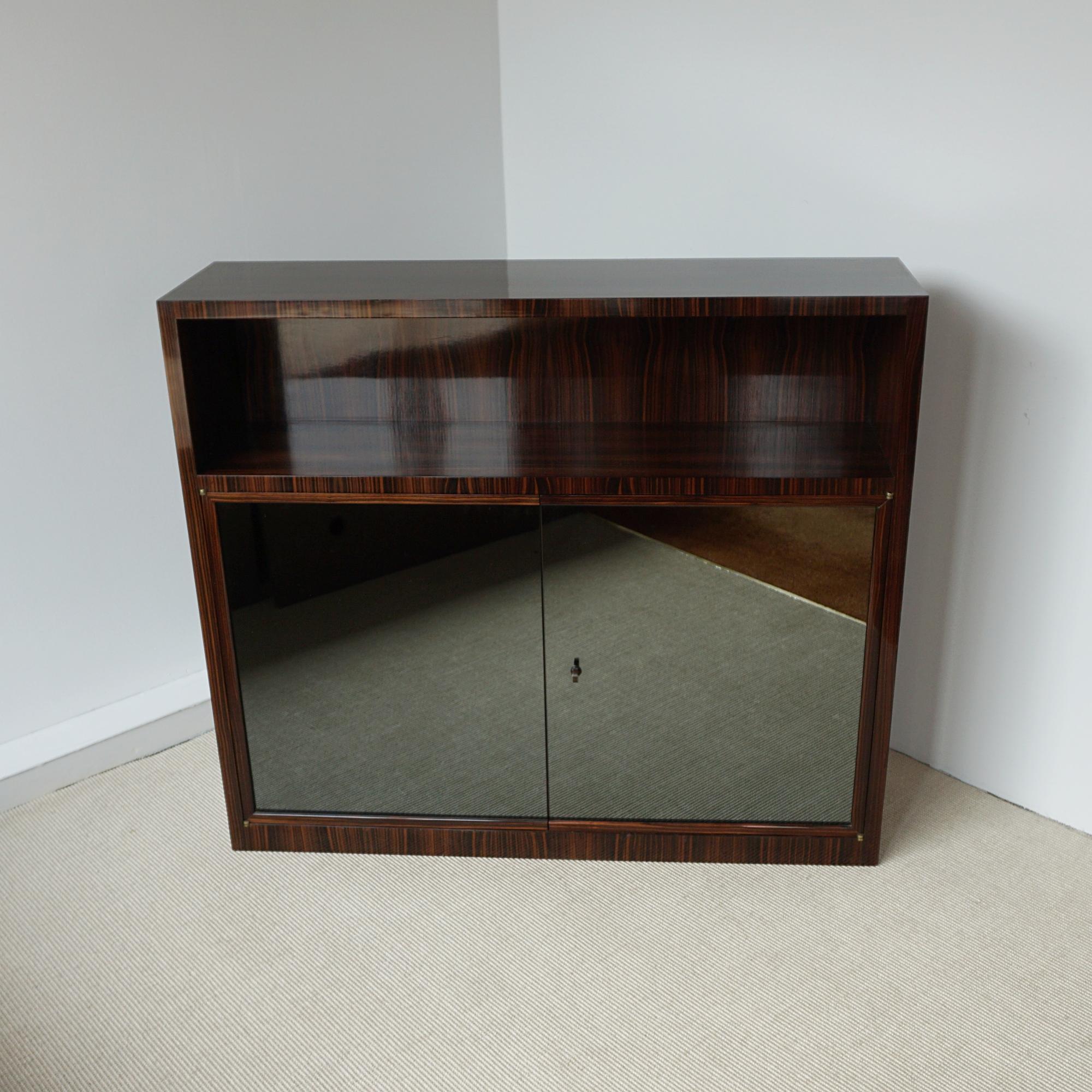 Ein Art Deco Bücherschrank mit Milchglasfront. Makassar-Ebenholz furniert, mit offener oberer Ablage und einem einzigen Innenfach.