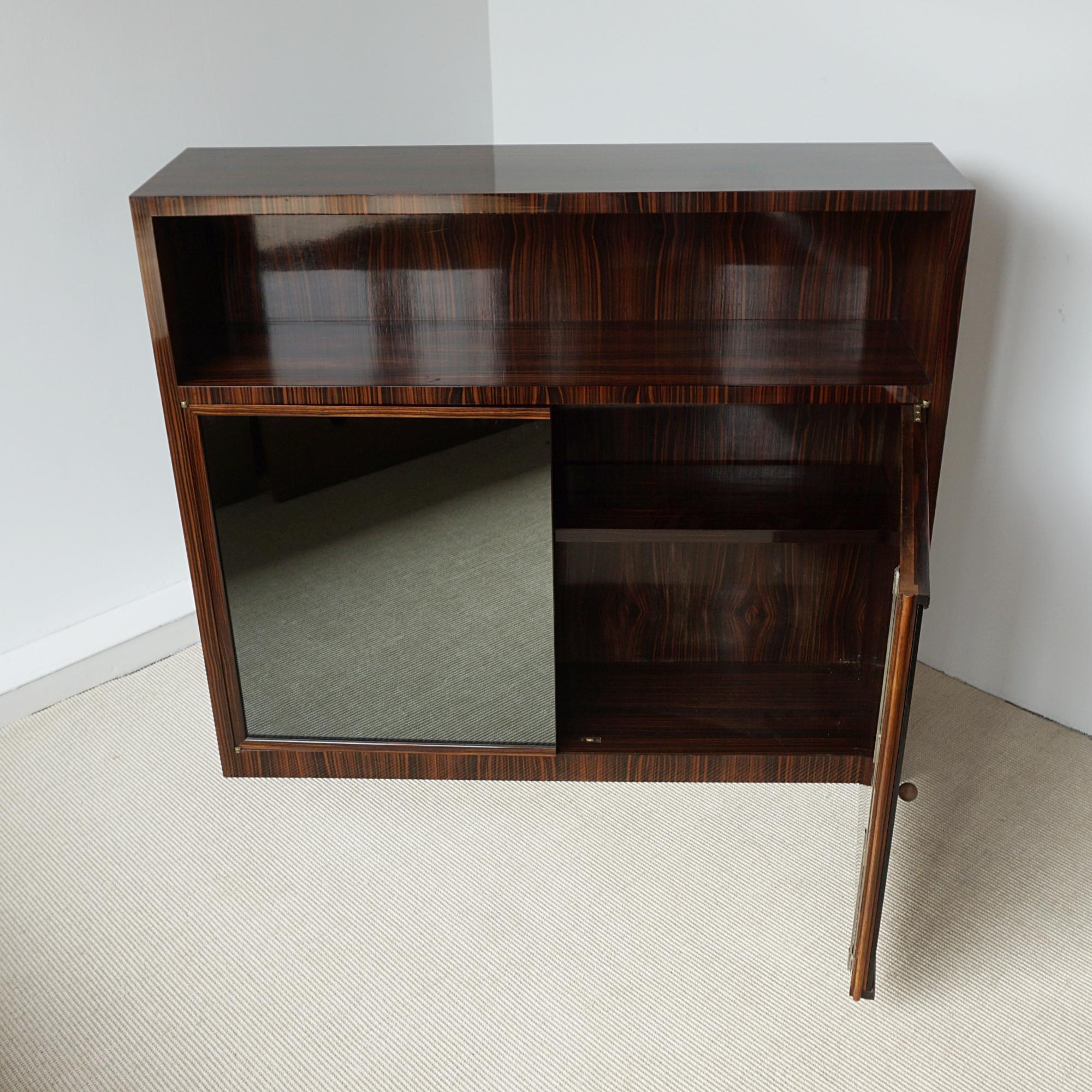 Außergewöhnlicher Art Deco Bücherschrank aus Makassar-Ebenholz und verspiegeltem Glas (Art déco) im Angebot