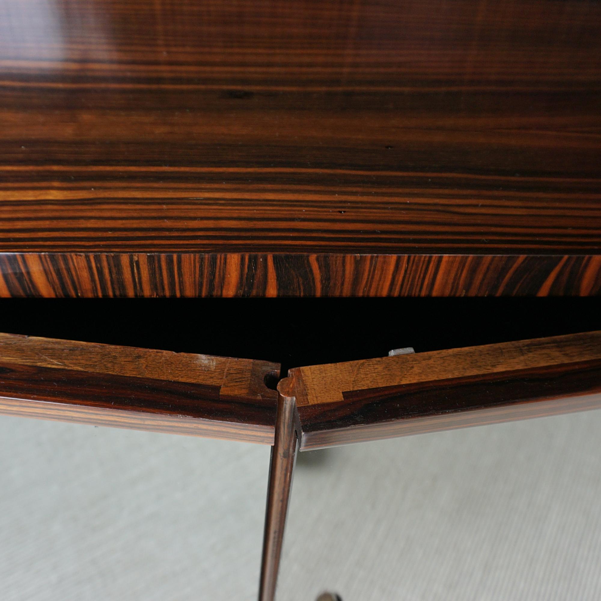 Außergewöhnlicher Art Deco Bücherschrank aus Makassar-Ebenholz und verspiegeltem Glas (Französisch) im Angebot