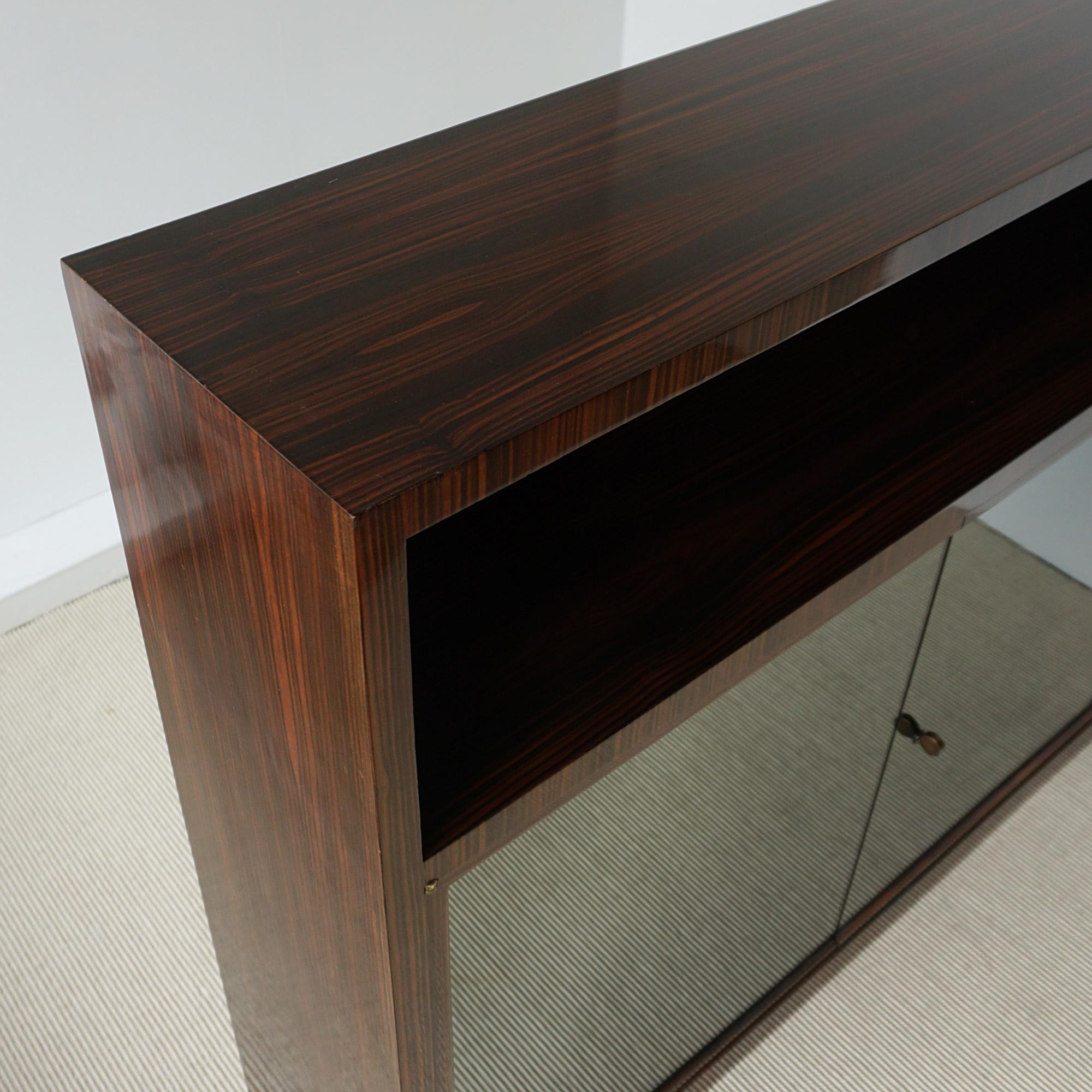 Außergewöhnlicher Art Deco Bücherschrank aus Makassar-Ebenholz und verspiegeltem Glas (Frühes 20. Jahrhundert) im Angebot