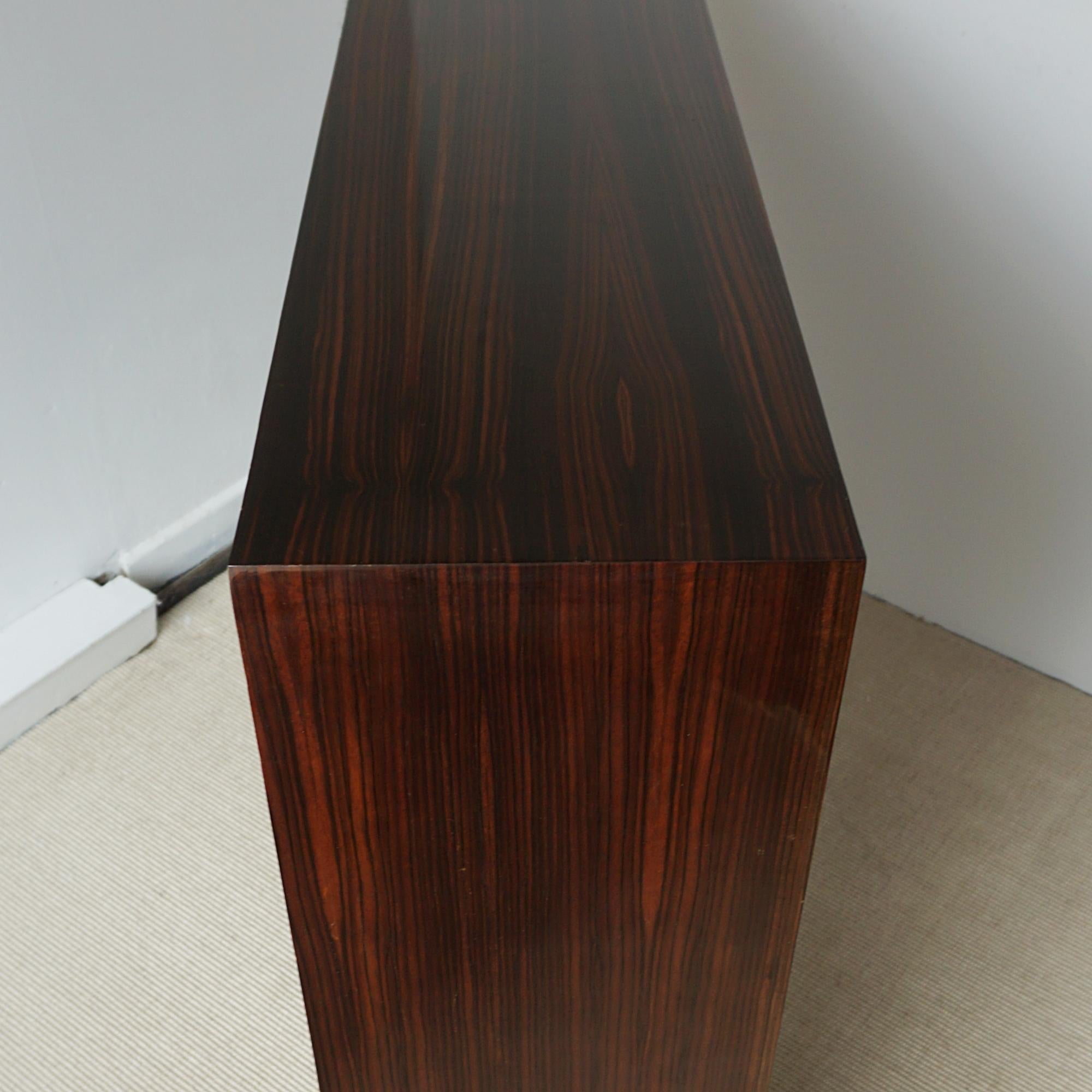 Außergewöhnlicher Art Deco Bücherschrank aus Makassar-Ebenholz und verspiegeltem Glas im Angebot 1