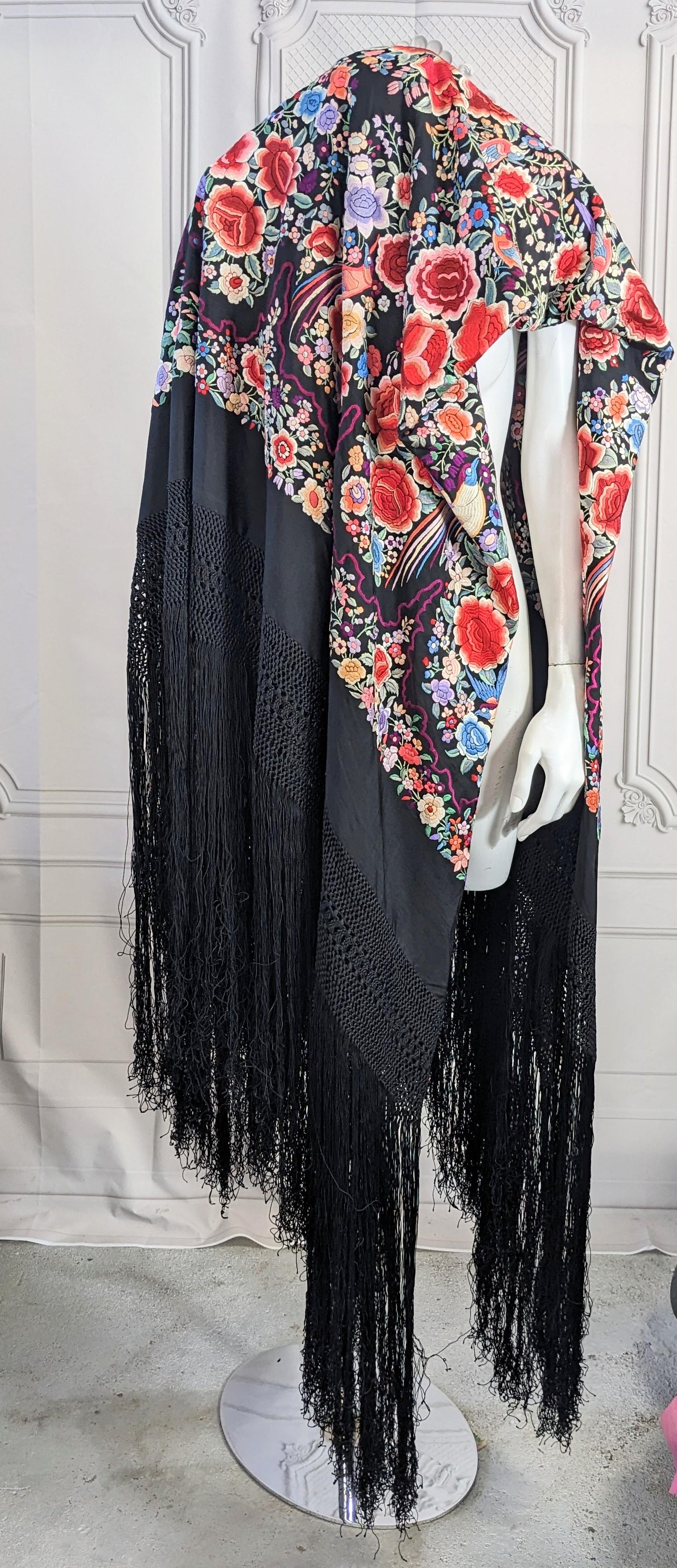 Exceptional Art Deco Manton De Manila Embroidered Silk Shawl For Sale 8