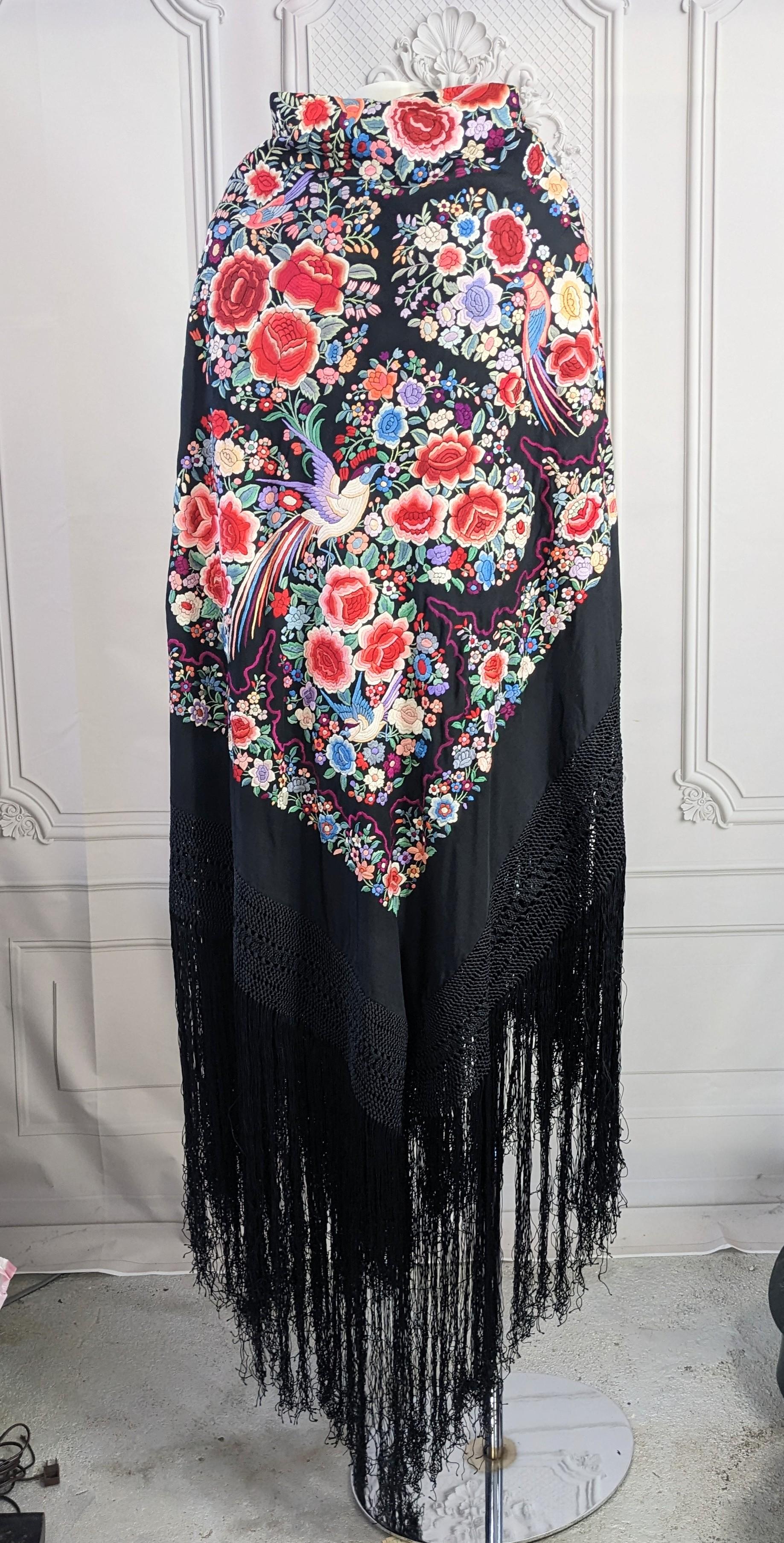 Exceptional Art Deco Manton De Manila Embroidered Silk Shawl For Sale 10