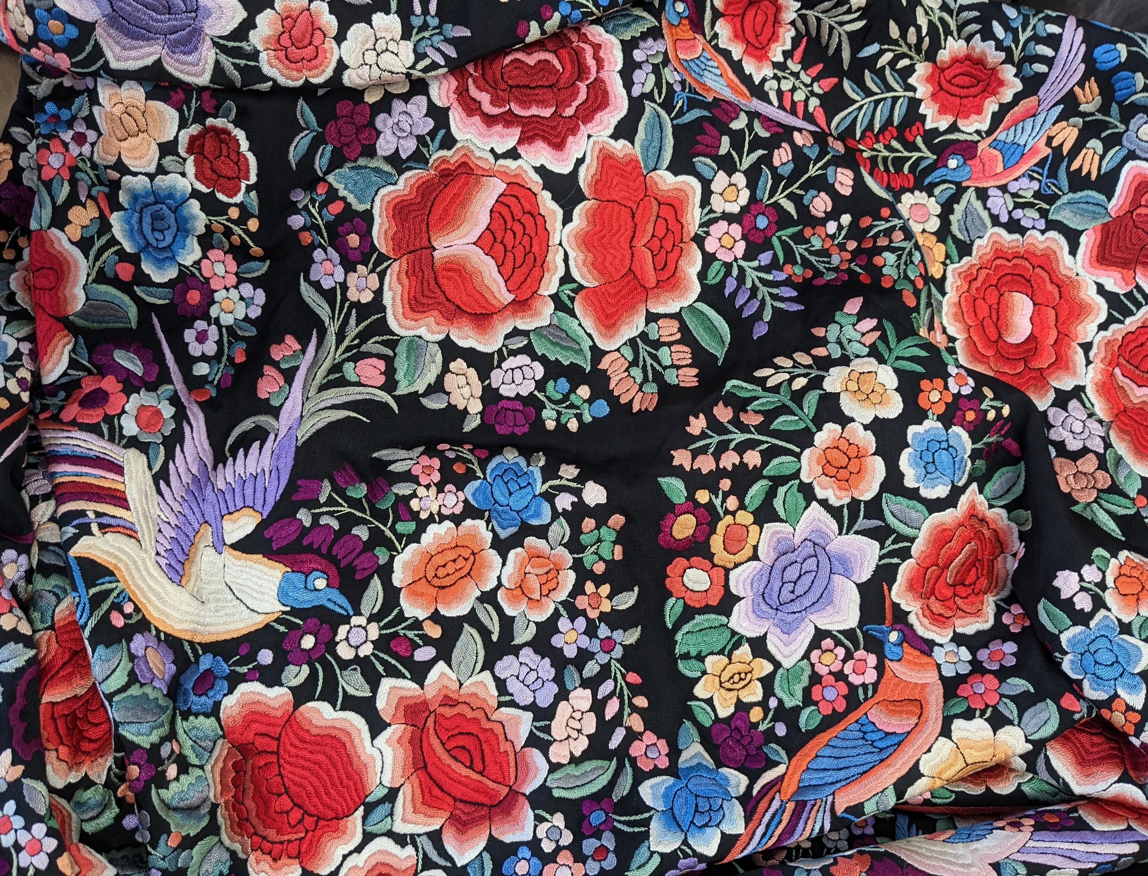 Exceptional Art Deco Manton De Manila Embroidered Silk Shawl For Sale 13