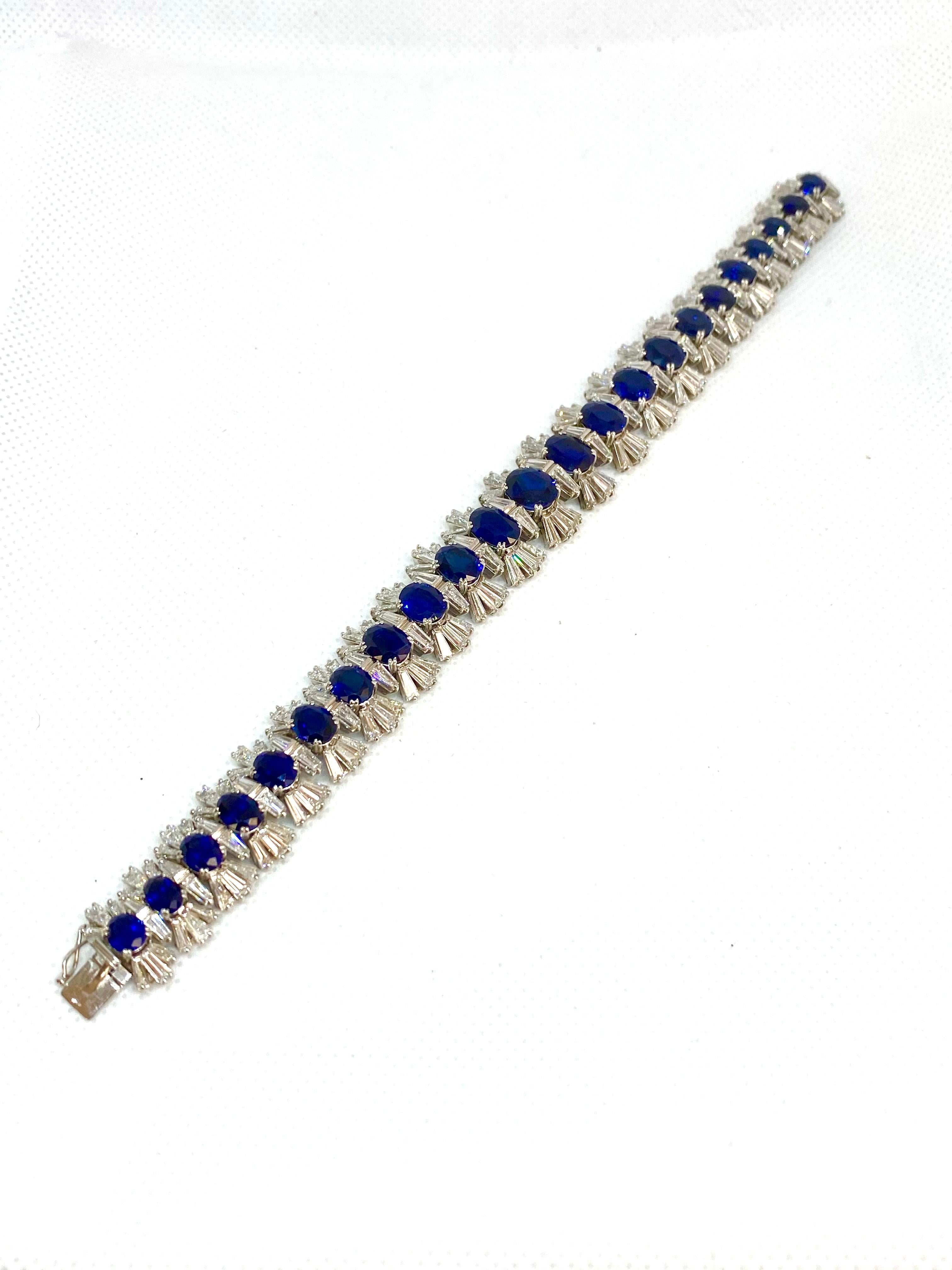 Platinum, sapphires and diamonds.
23 oval cut blue sapphires, degrading from center to sides. Total weight ct. +/- 24,5
180 tapered cut diamonds, H color, degrading from center to sides. Total weight ct. +/- 20,0
Lenght cm 19
Width cm 2,2
Weight