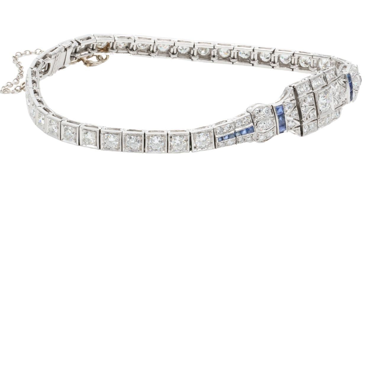 Exceptionnel bracelet Art Déco en platine, diamants et saphirs - 4,08 carats

Plongez dans l'opulence de l'époque Art déco avec ce bracelet extraordinaire, réalisé en platine luxueux et orné d'une étonnante série de diamants et de saphirs. Grâce à