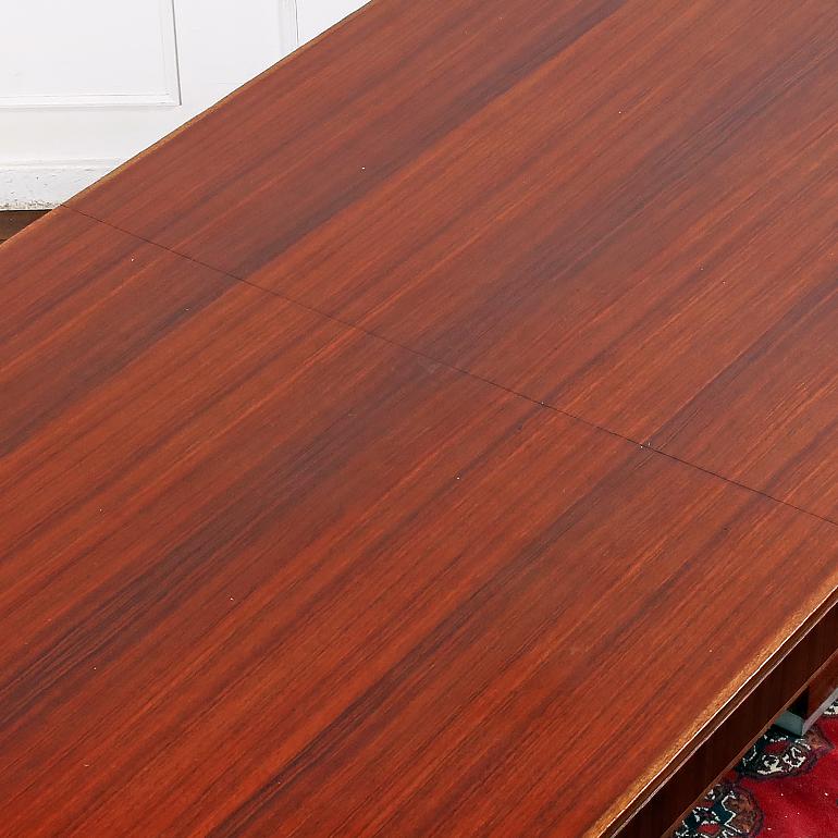 Milieu du XXe siècle Exceptionnelle table de salle à manger Art déco en bois de rose en vente