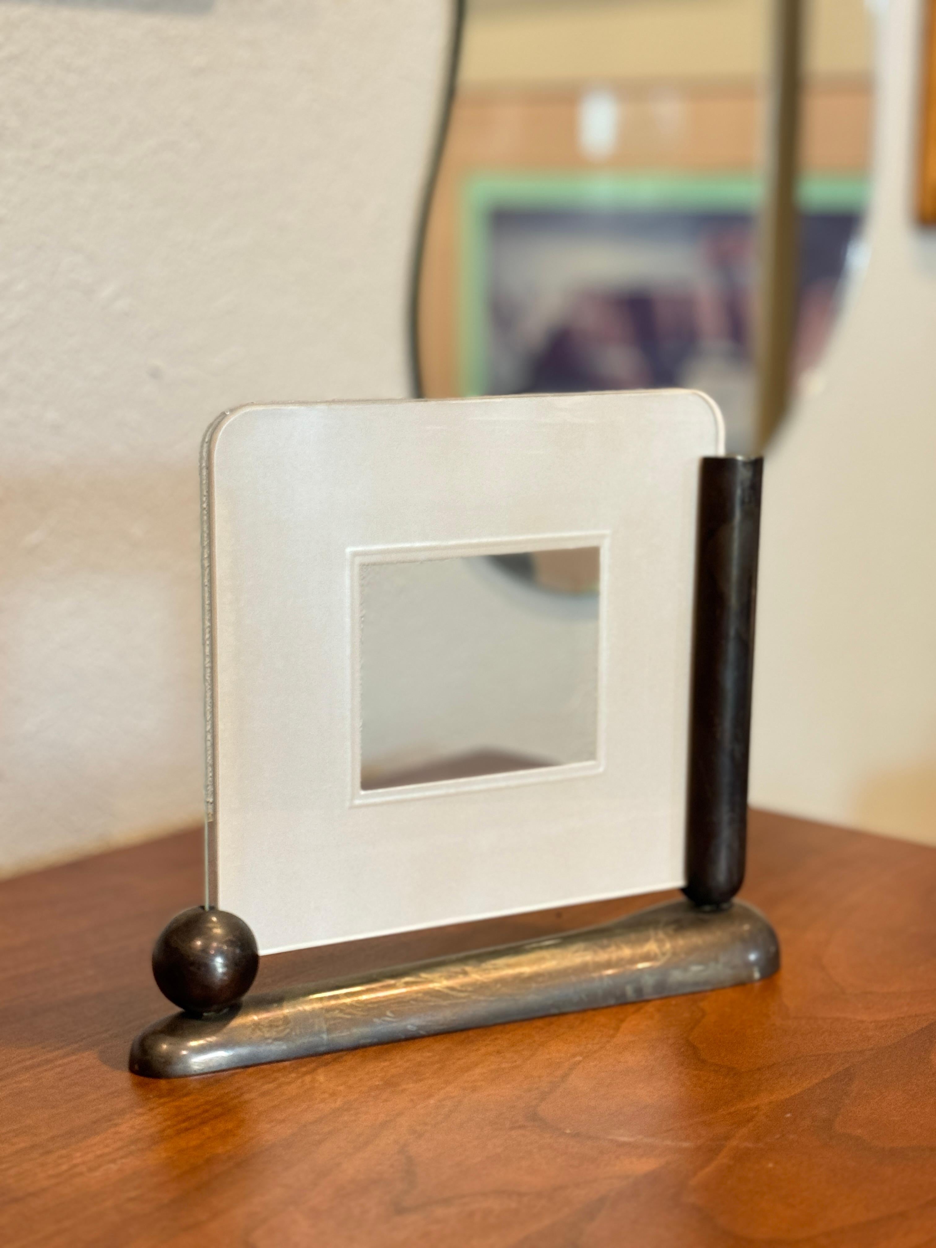Eccezionale portafoto Art déco realizzato in metallo pesante con due lastre di vetro inserite, circa 1930
