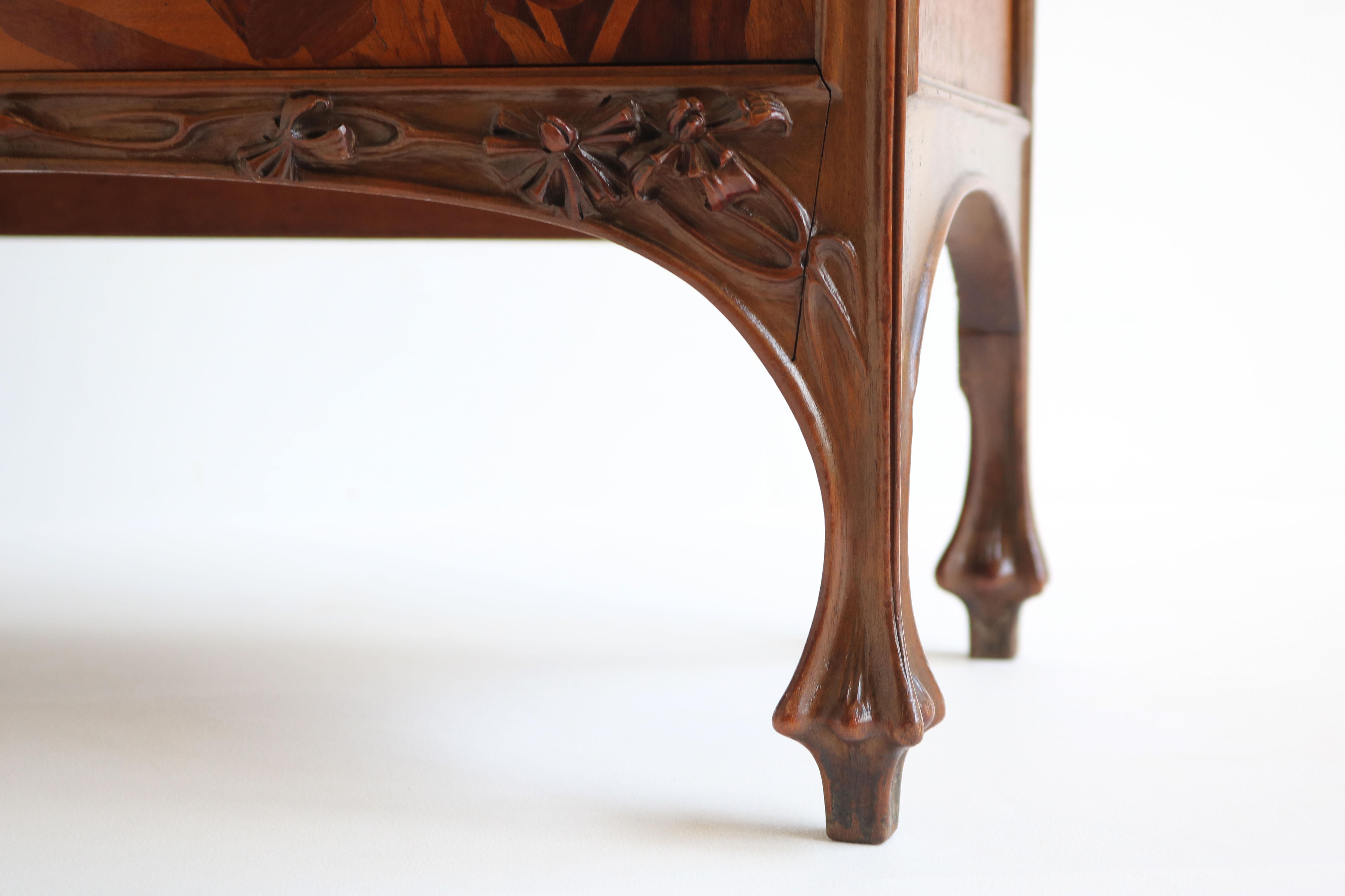 Noyer Exceptionnel meuble de rangement Art Nouveau de Louis Majorelle 1900 antique français Nancy  en vente