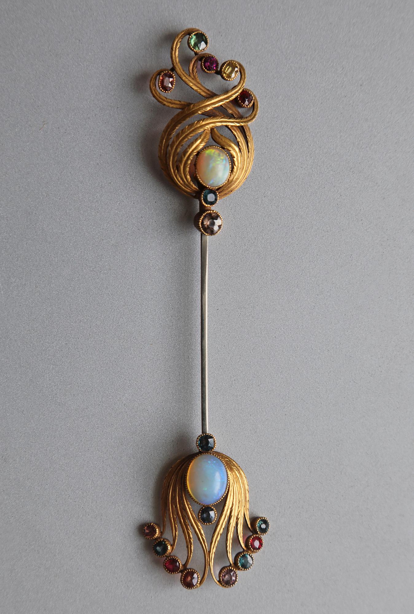 Exceptionnelle épingle Art Nouveau en or et jabot serti de pierres précieuses en vente 1