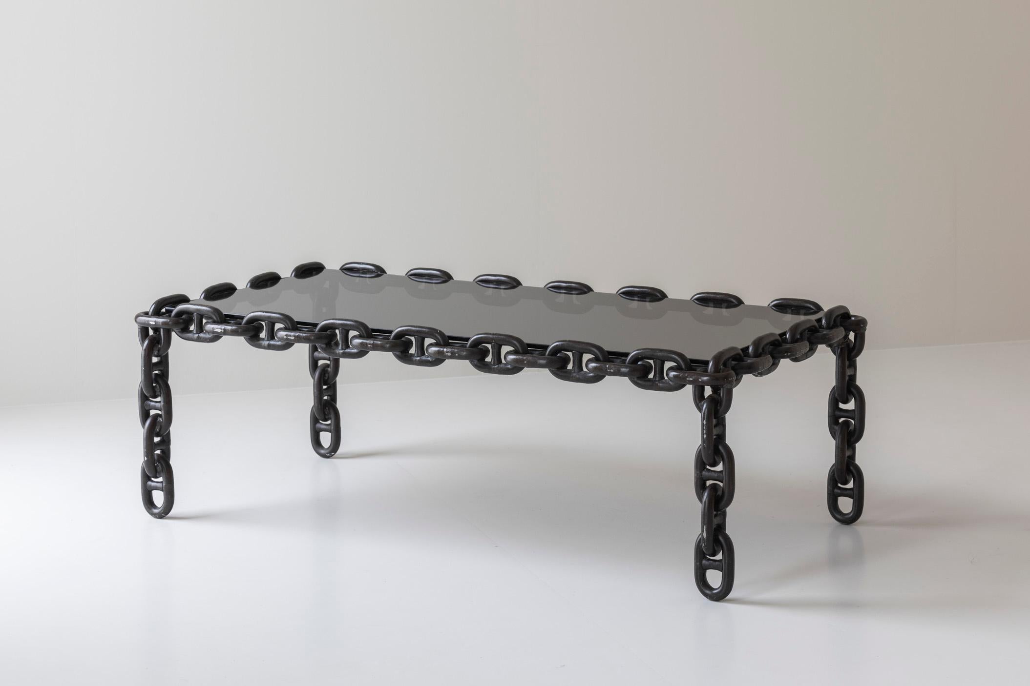 Dieser außergewöhnliche handwerkliche Couchtisch, der in den 1970er Jahren in Belgien hergestellt wurde, ist ein eindrucksvolles Beispiel für kühnes, skulpturales Design. Die einzigartige Form A dieses Tisches mit großen Kettengliedern aus schwarz