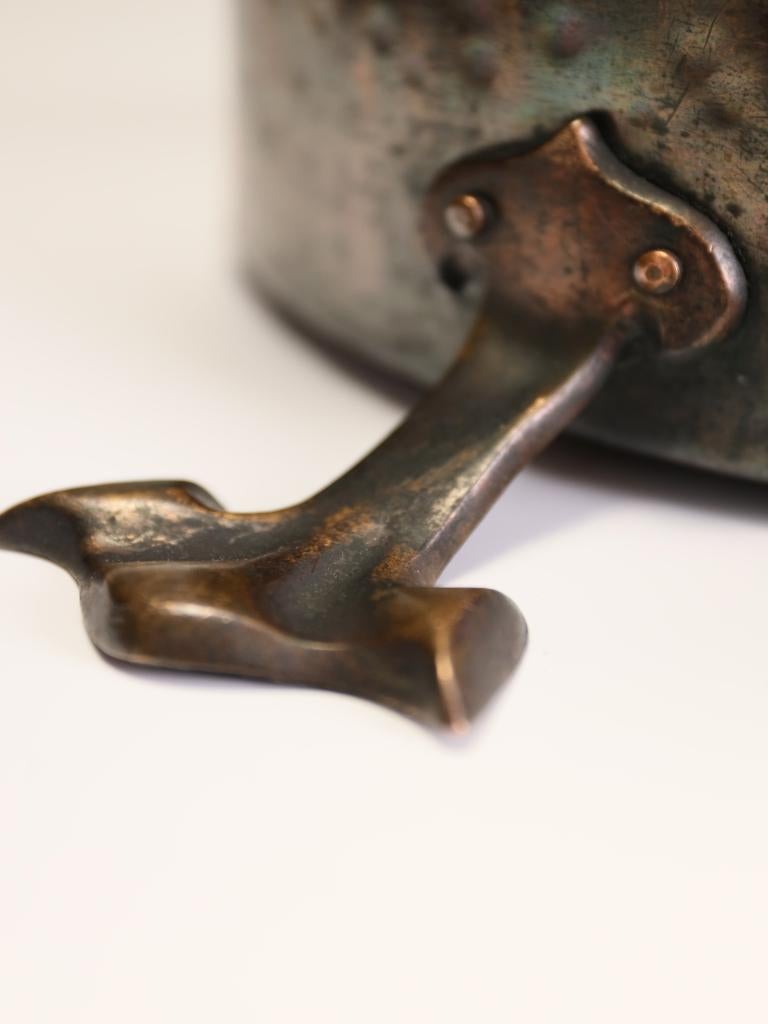 Exceptional Arts & Crafts Movement Hammered Copper Coal Bucket (Scuttle) with Li For Sale 5