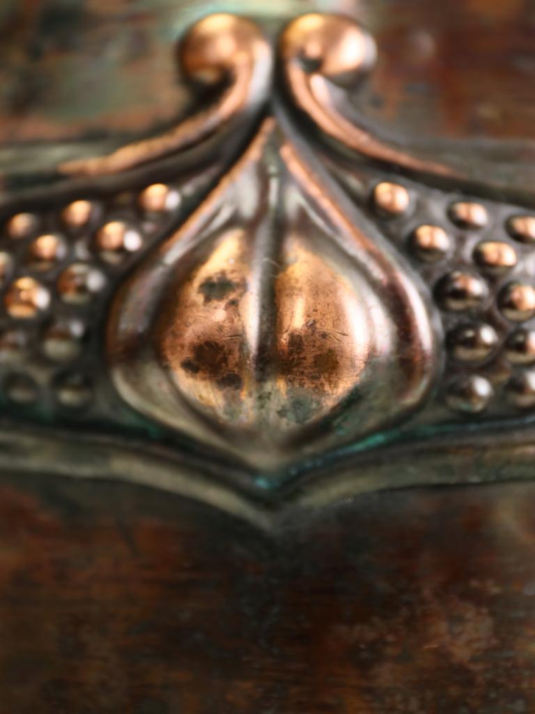 Exceptional Arts & Crafts Movement Hammered Copper Coal Bucket (Scuttle) with Li For Sale 6