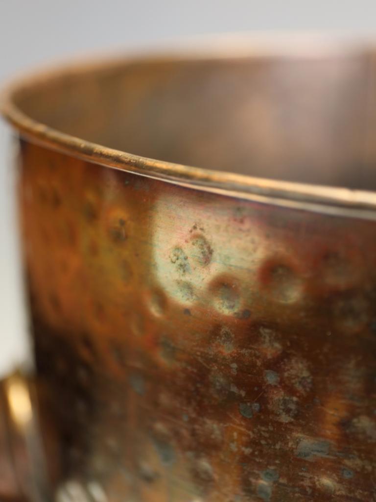 Exceptional Arts & Crafts Movement Hammered Copper Coal Bucket (Scuttle) with Li For Sale 7