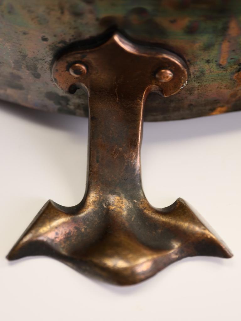 Exceptional Arts & Crafts Movement Hammered Copper Coal Bucket (Scuttle) with Li For Sale 10